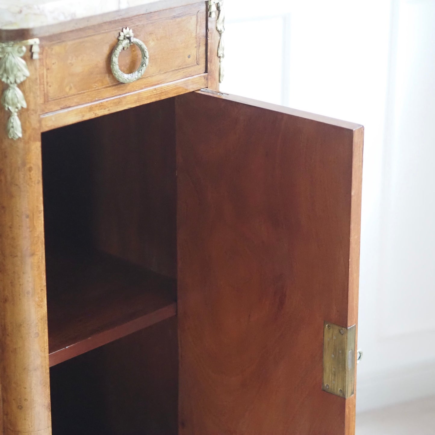 EPOCHE 1890 - Antikes Buffet mit Marmor und Spiegel, Kommode Louis Seize Stil