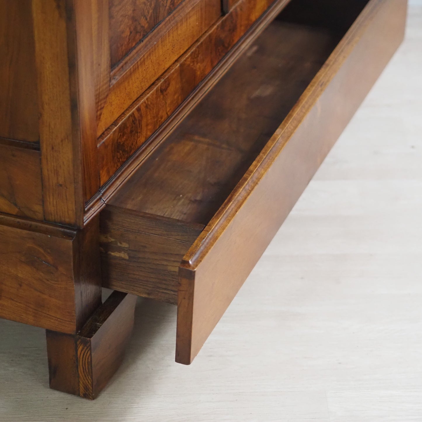 EPOCHE 1890 - Gründerzeit-Schrank mit Wurzelholzfurnier