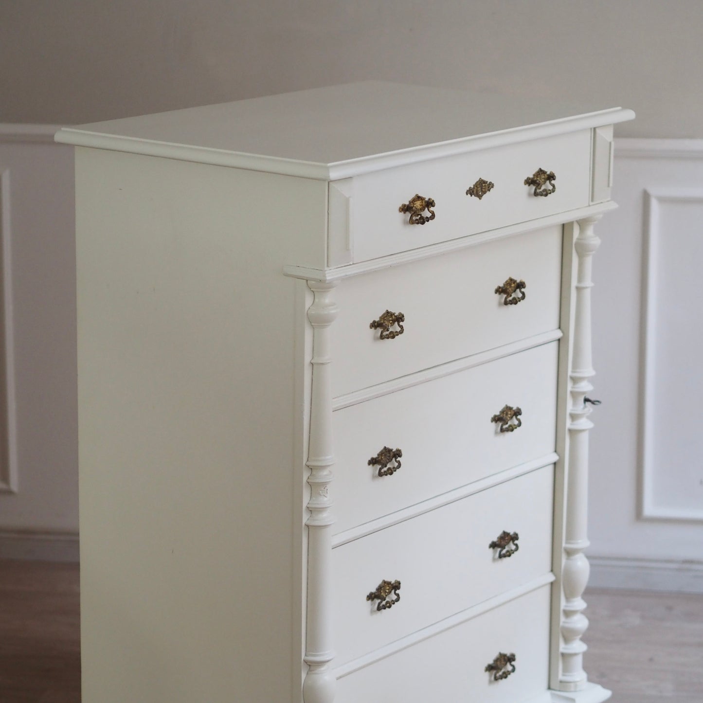 EPOCHE 1890 - Gründerzeit Kommode in Altweiß gefasst mit Schubladen und raffiniertem Schloss