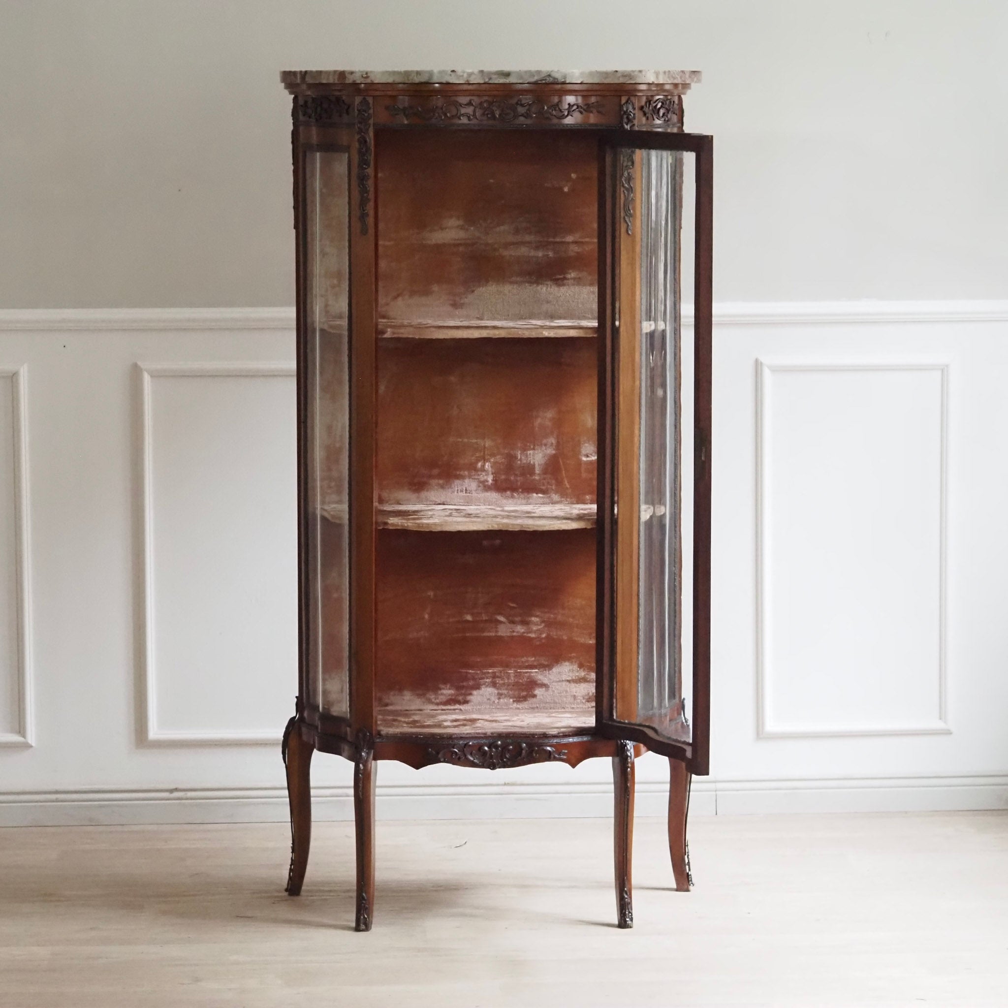 Hohe schmale Vitrine Louis-XV-Stil mit Marmorplatte um 1900 - Frankreich