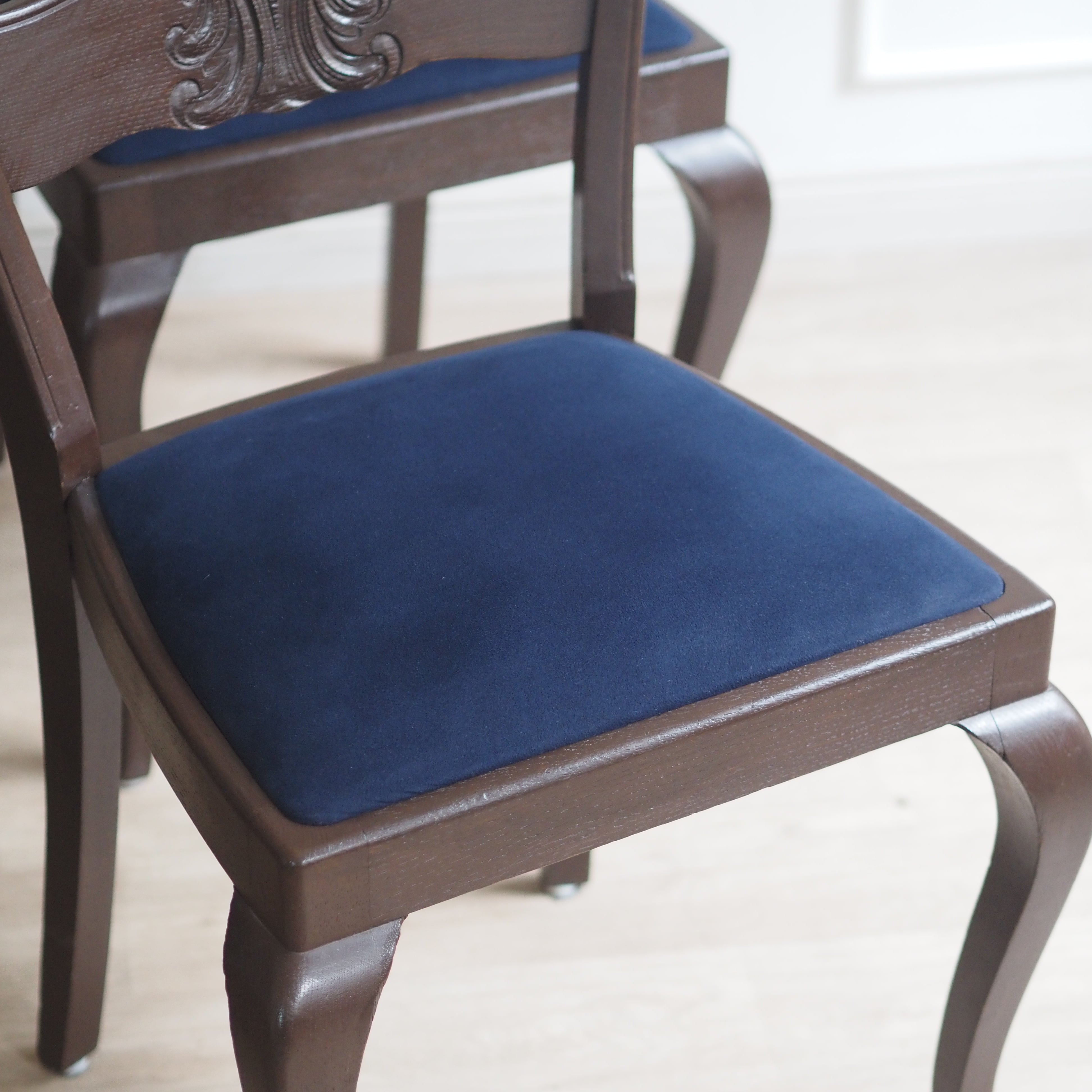 EPOCHE 1920 - 6er Stuhlset mit Schnitzdekor und Samtsitz