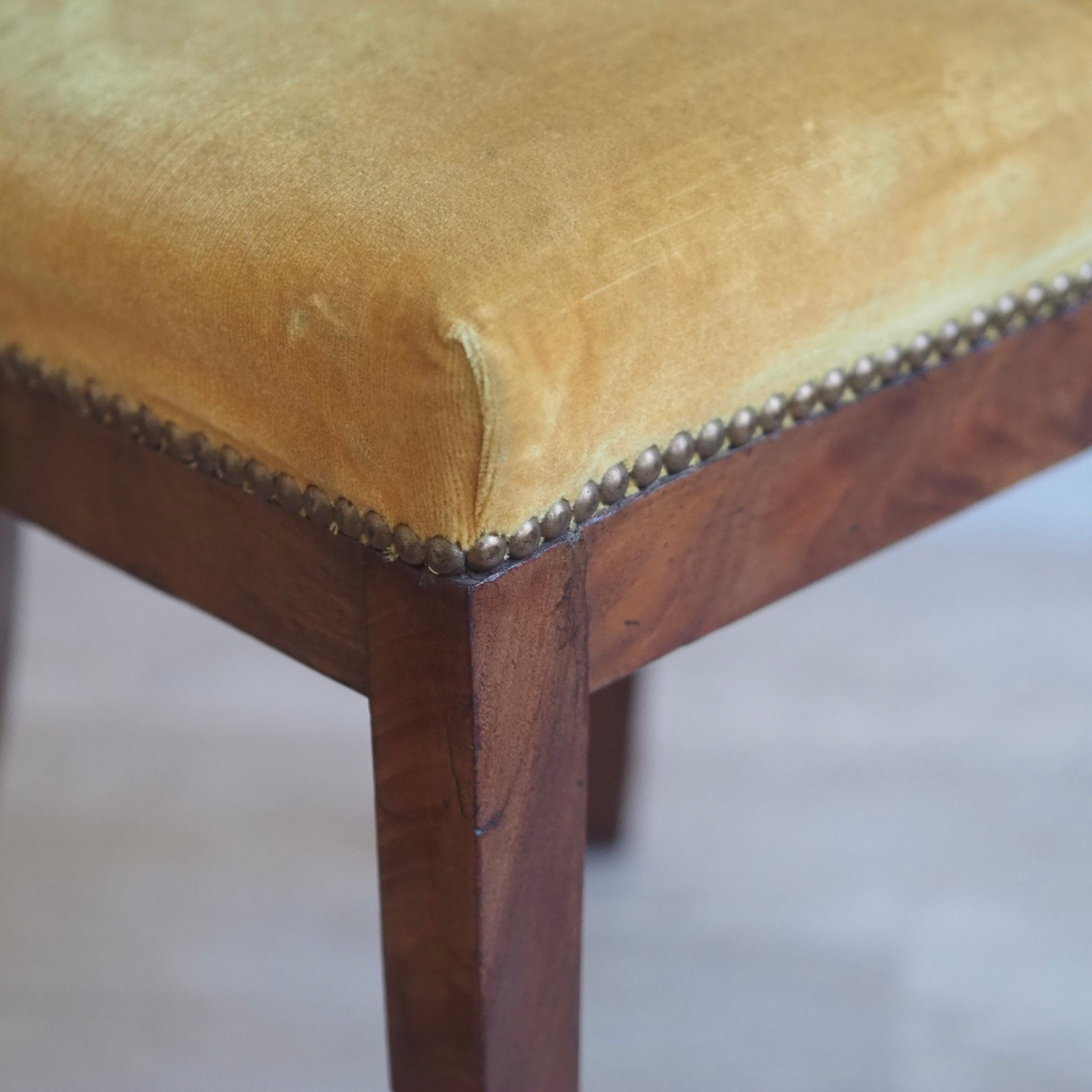 Biedermeier Stuhlpaar um 1840 Kirschholz mit Samtbezug