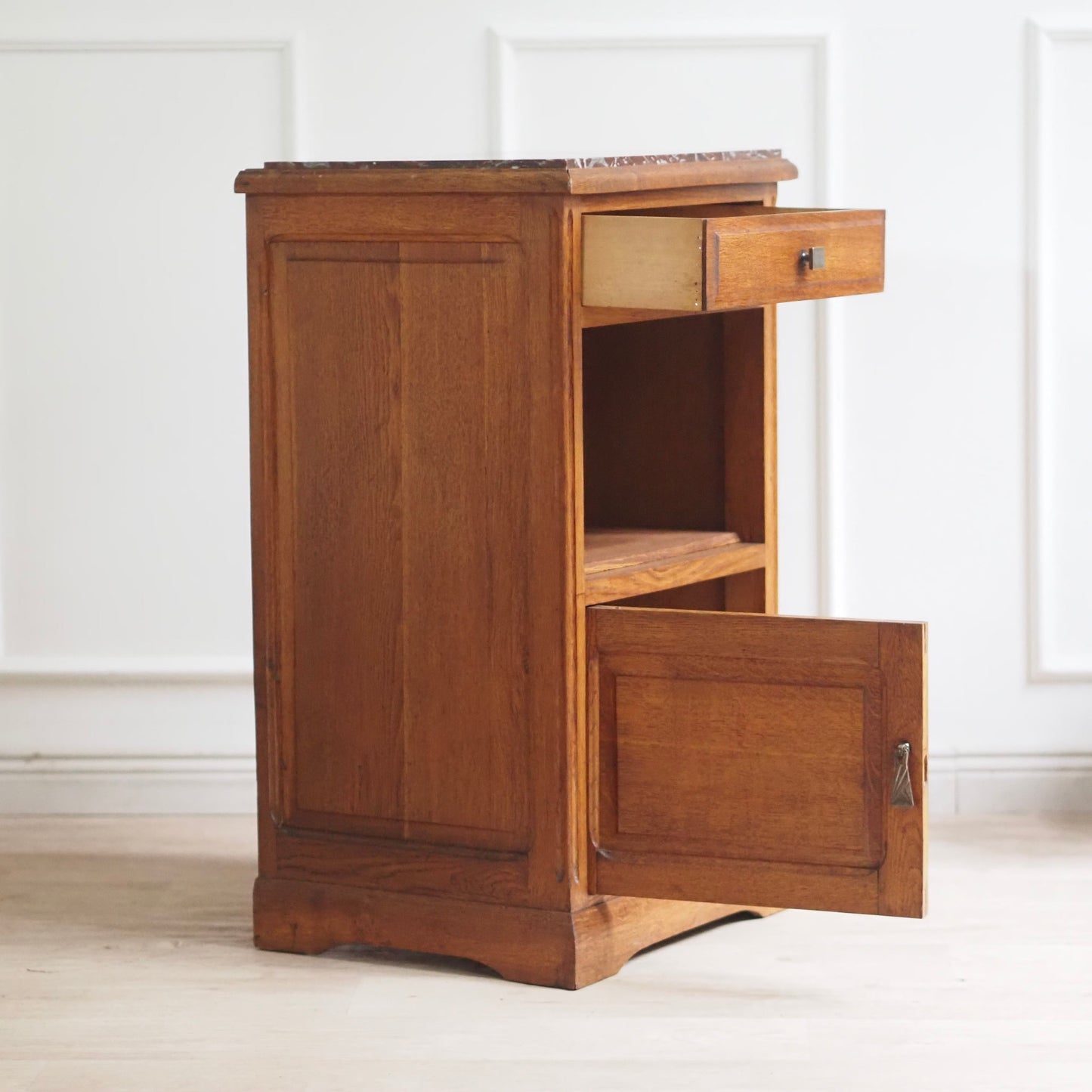 EPOCHE 1910 - Nachttisch mit rot-weißer Marmorplatte und Innenfach, Frankreich