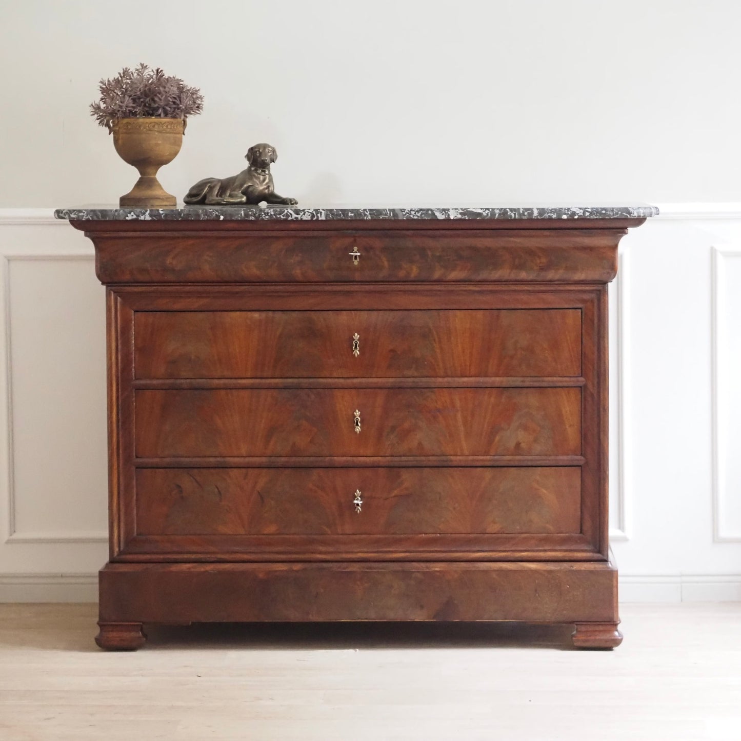 EPOCHE 1850 - Französische Kommode mit schwarzem Marmor - Louis-Philippe, Mahagoni