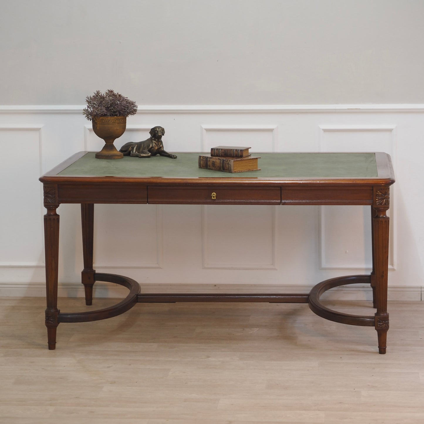 EPOCHE 1890 - Imposanter Mahagoni Schreibtisch mit grünem Leder - Louis Seize Stil