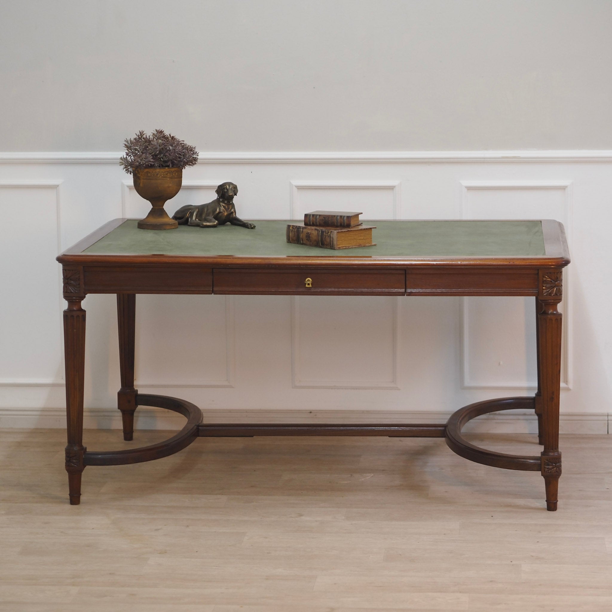 EPOCHE 1890 - Imposanter Mahagoni Schreibtisch mit grünem Leder - Louis Seize Stil