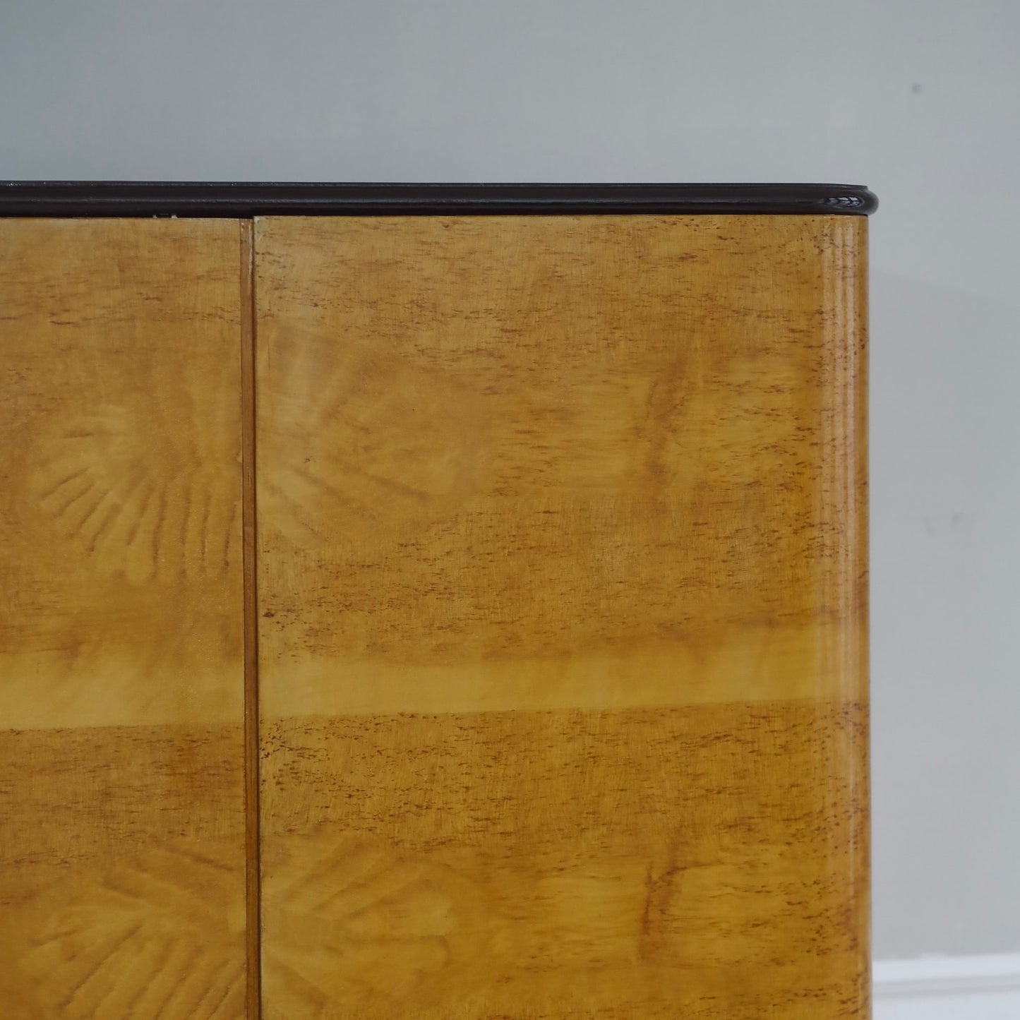 EPOCHE 1940 - Art Déco Kleiderschrank 2-türig in Wurzelholzoptik, Midcentury Schrank