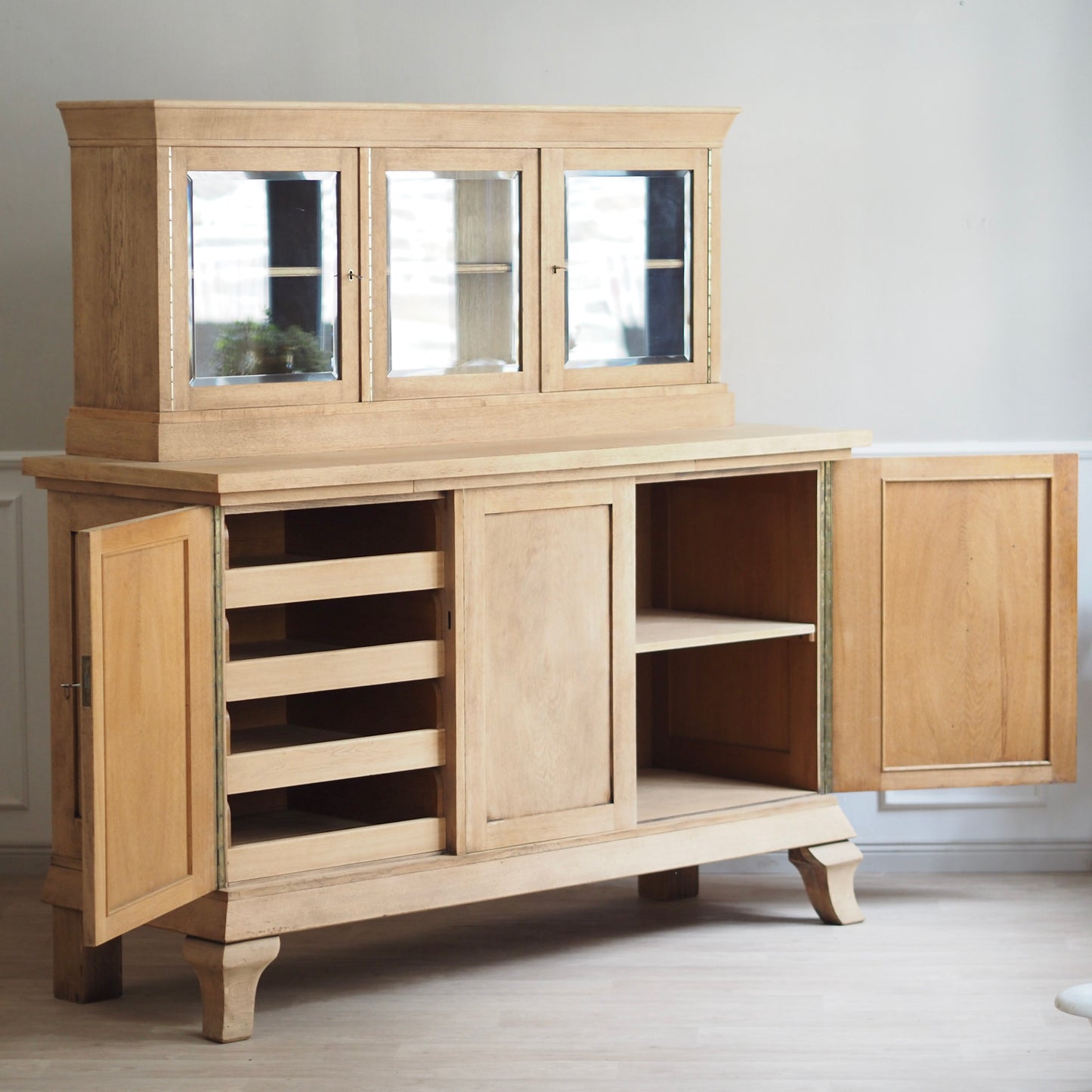 EPOCHE 1930 - Große Landhaus Anrichte / Buffet / Vitrinenschrank aus heller Eiche