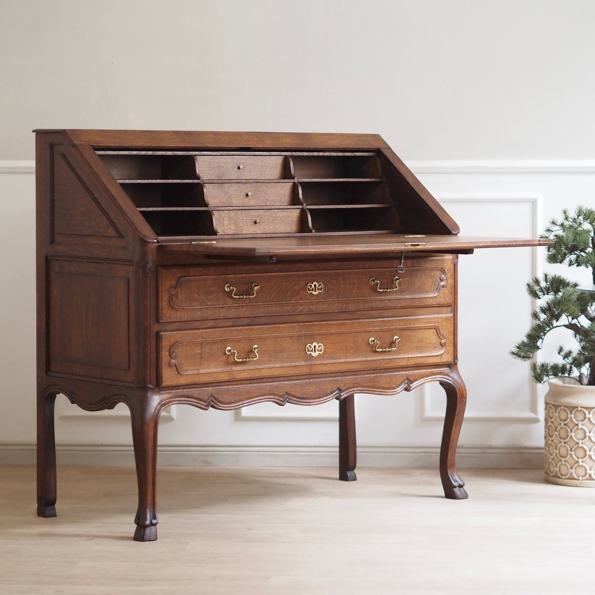 EPOCHE 1920 - Großer Sekretär im Barock-Stil aus Frankreich