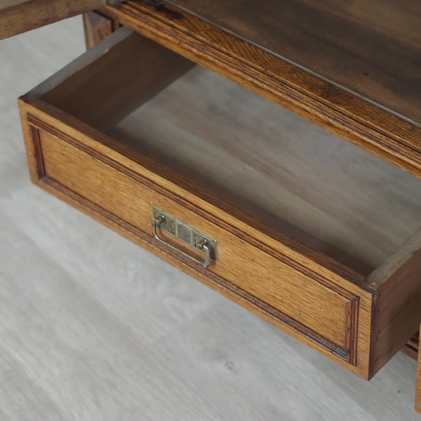 EPOCHE 1890 - Antiker Spiegelkleiderschrank aus der Gründerzeit mit filigranem Schnitzdekor