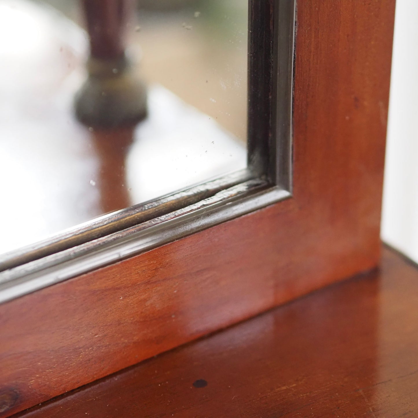 EPOCHE 1890 - Mahagoni Schminktisch mit Spiegel und Messingverzierung - Louis XVI Konsole