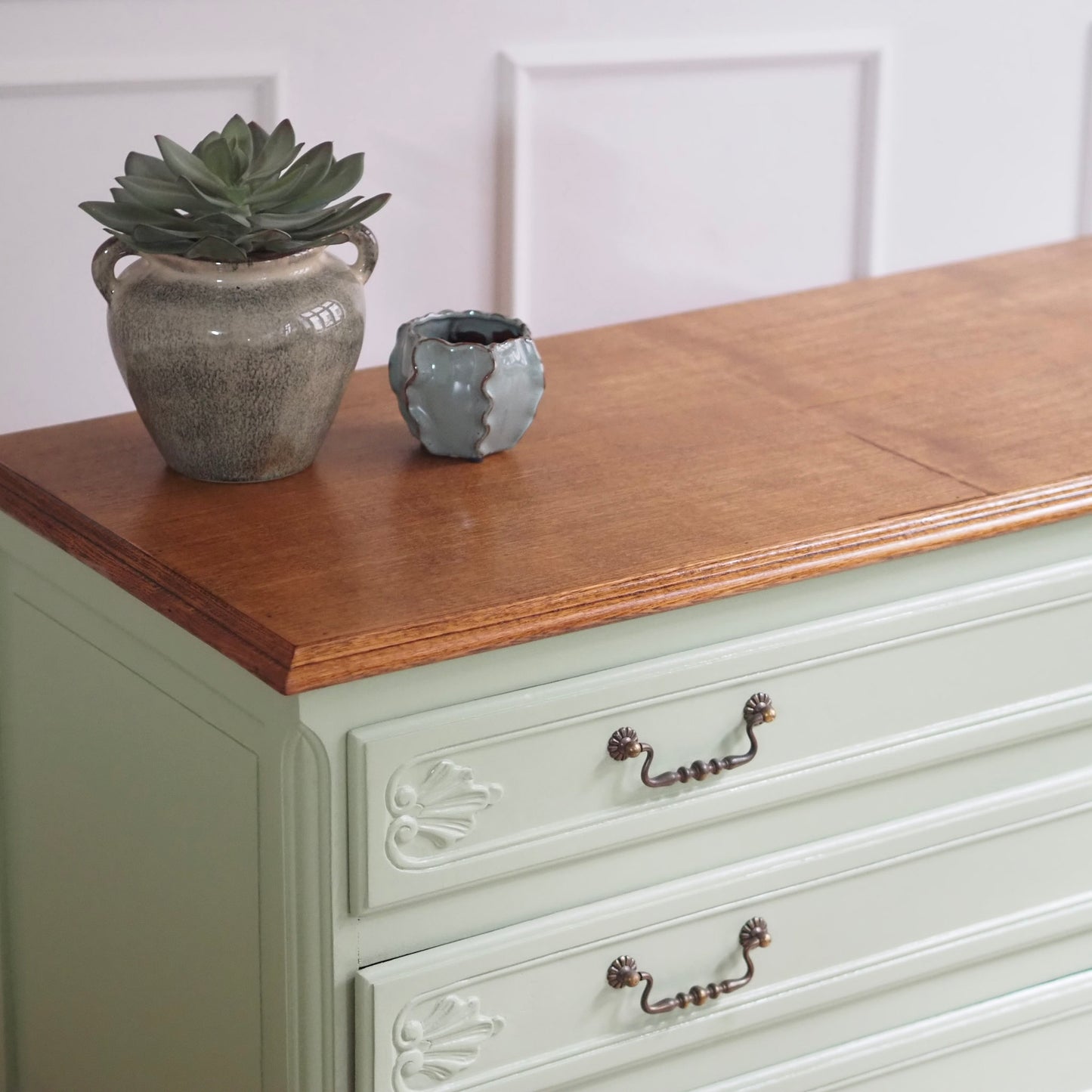 EPOCHE 1920 - Französische Landhaus Kommode patiniert in mintgrün - Louis XV Stil