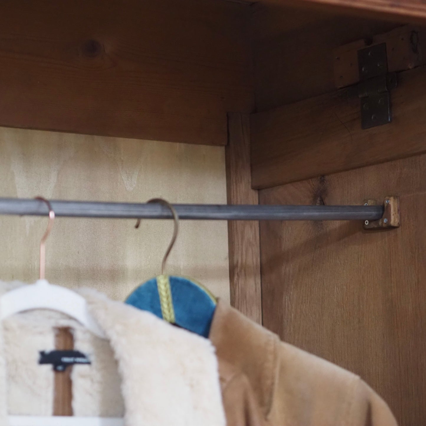 EPOCHE 1890 - Antiker Spiegelkleiderschrank aus der Gründerzeit mit filigranem Schnitzdekor