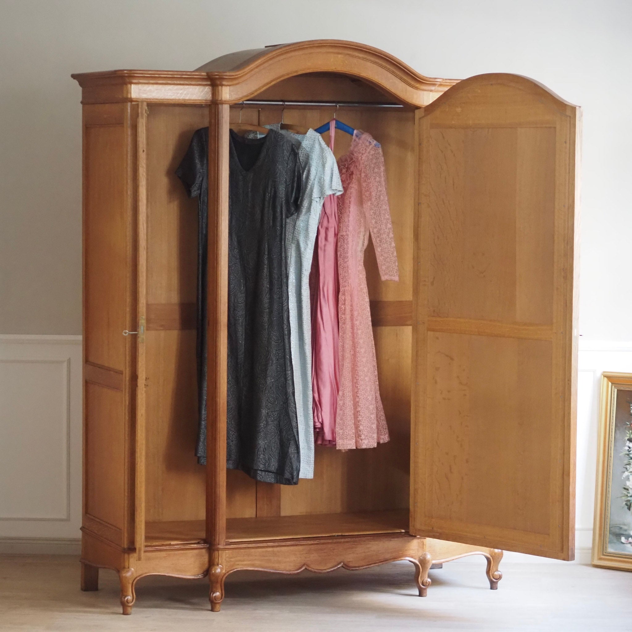 EPOCHE 1920 - Großer französischer Kleiderschrank mit Spiegeltür und Gitter-Seitentüren - Louis XV Stil