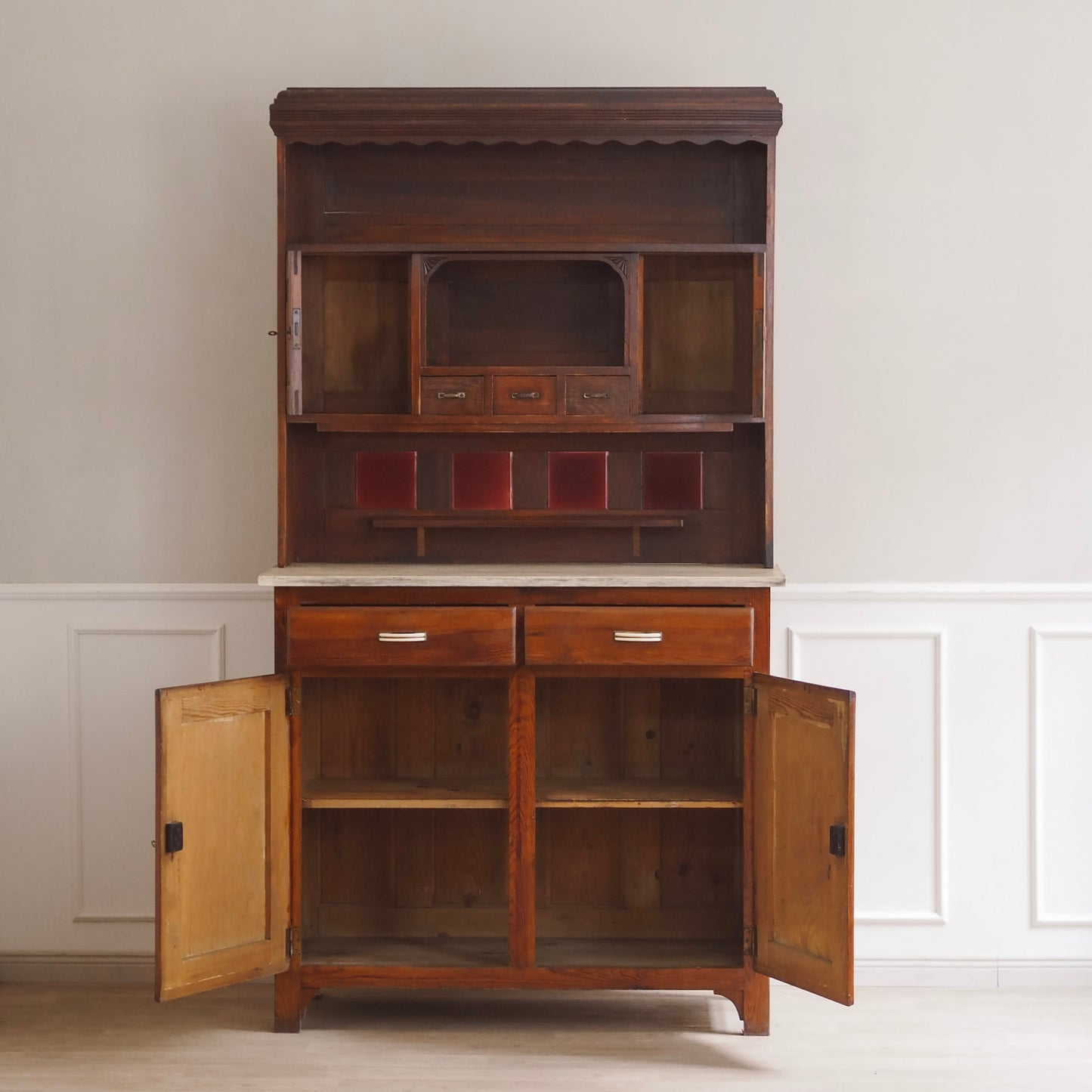EPOCHE 1930 - Vintage Kommode / Küchenbuffet mit Glasdetails