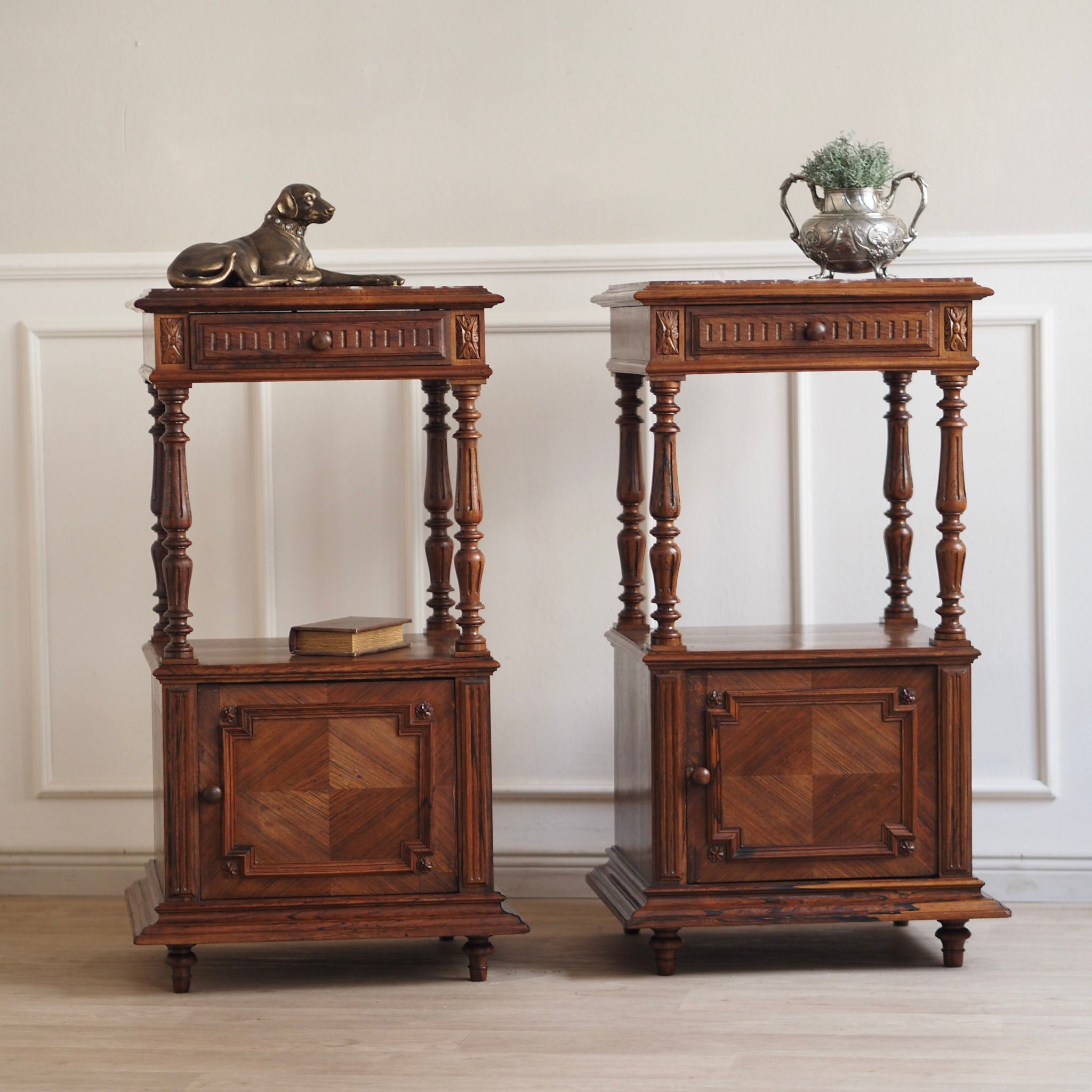 EPOCHE 1890 - Antike Gründerzeit Nachttische mit Marmorplatten und Säulen