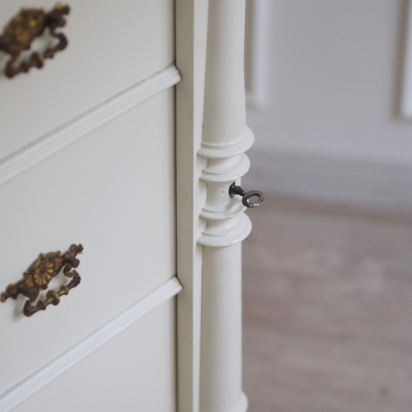 EPOCHE 1890 - Gründerzeit Kommode in Altweiß gefasst mit Schubladen und raffiniertem Schloss