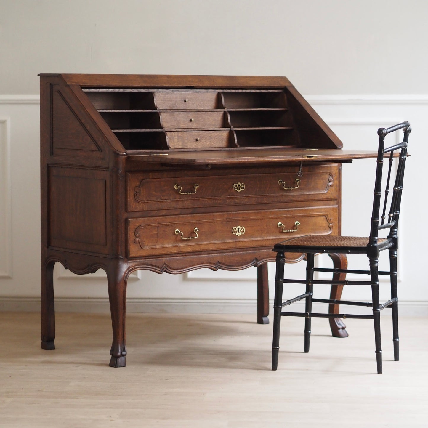 EPOCHE 1920 - Großer Sekretär im Barock-Stil aus Frankreich