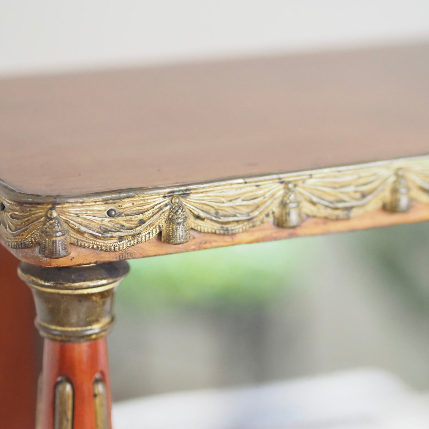 EPOCHE 1890 - Mahagoni Schminktisch mit Spiegel und Messingverzierung - Louis XVI Konsole