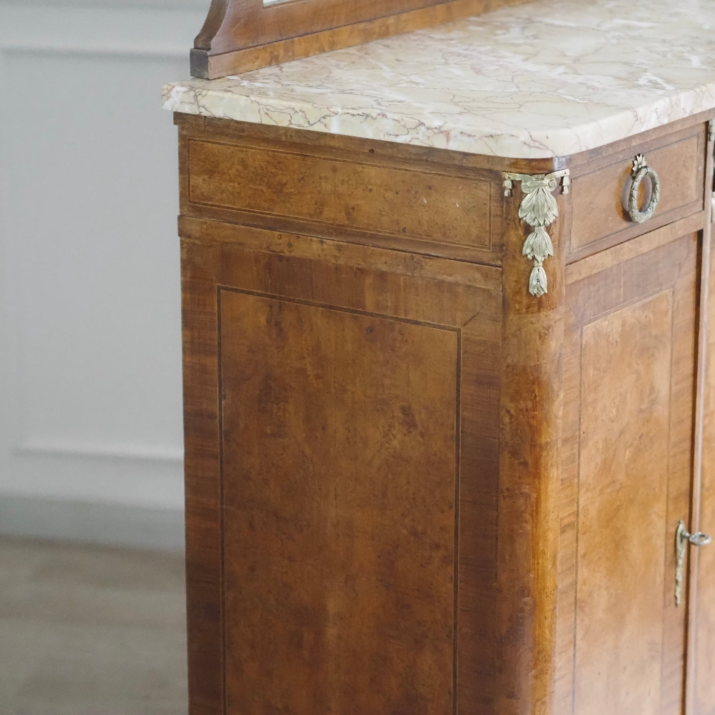 EPOCHE 1890 - Antikes Buffet mit Marmor und Spiegel, Kommode Louis Seize Stil