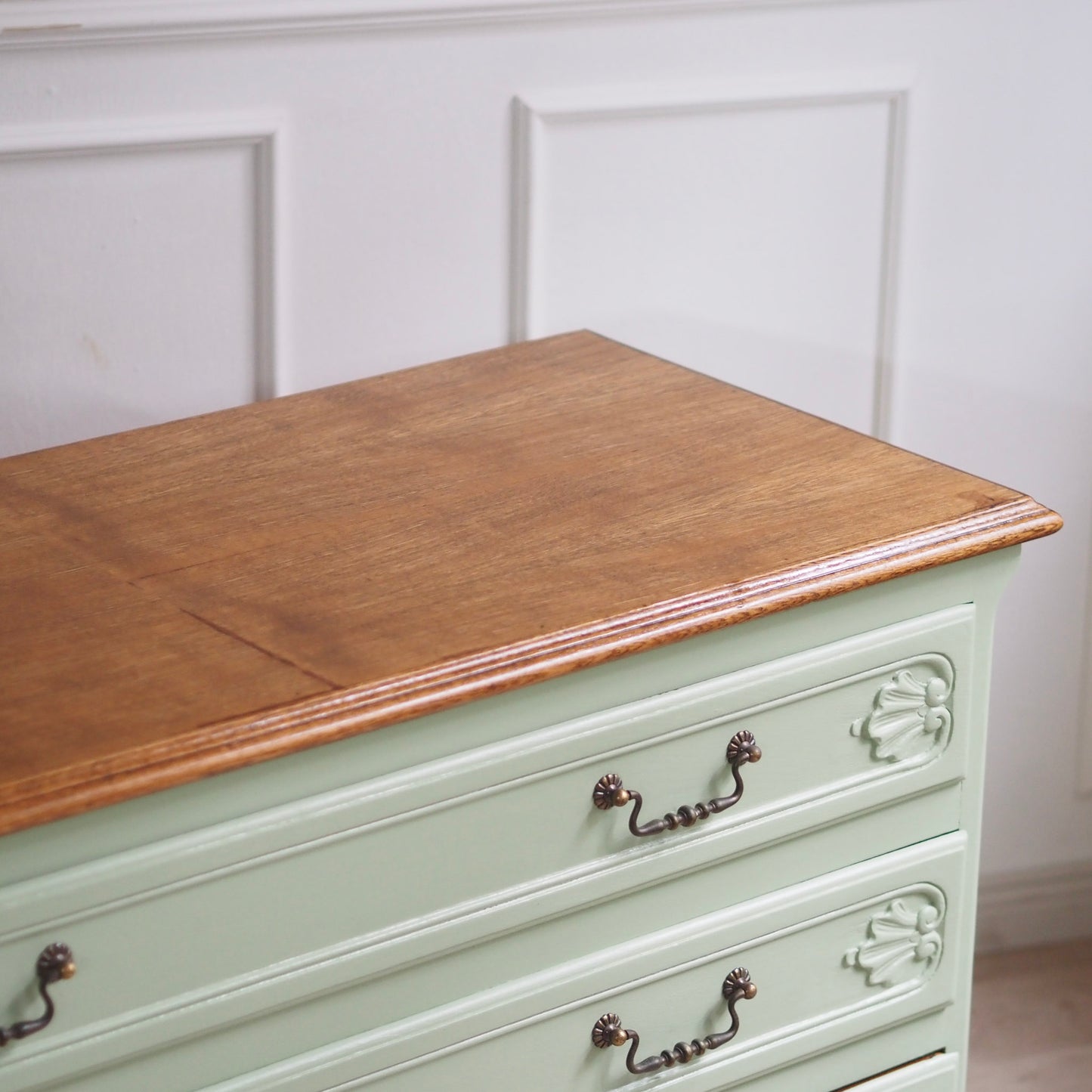 EPOCHE 1920 - Französische Landhaus Kommode patiniert in mintgrün - Louis XV Stil
