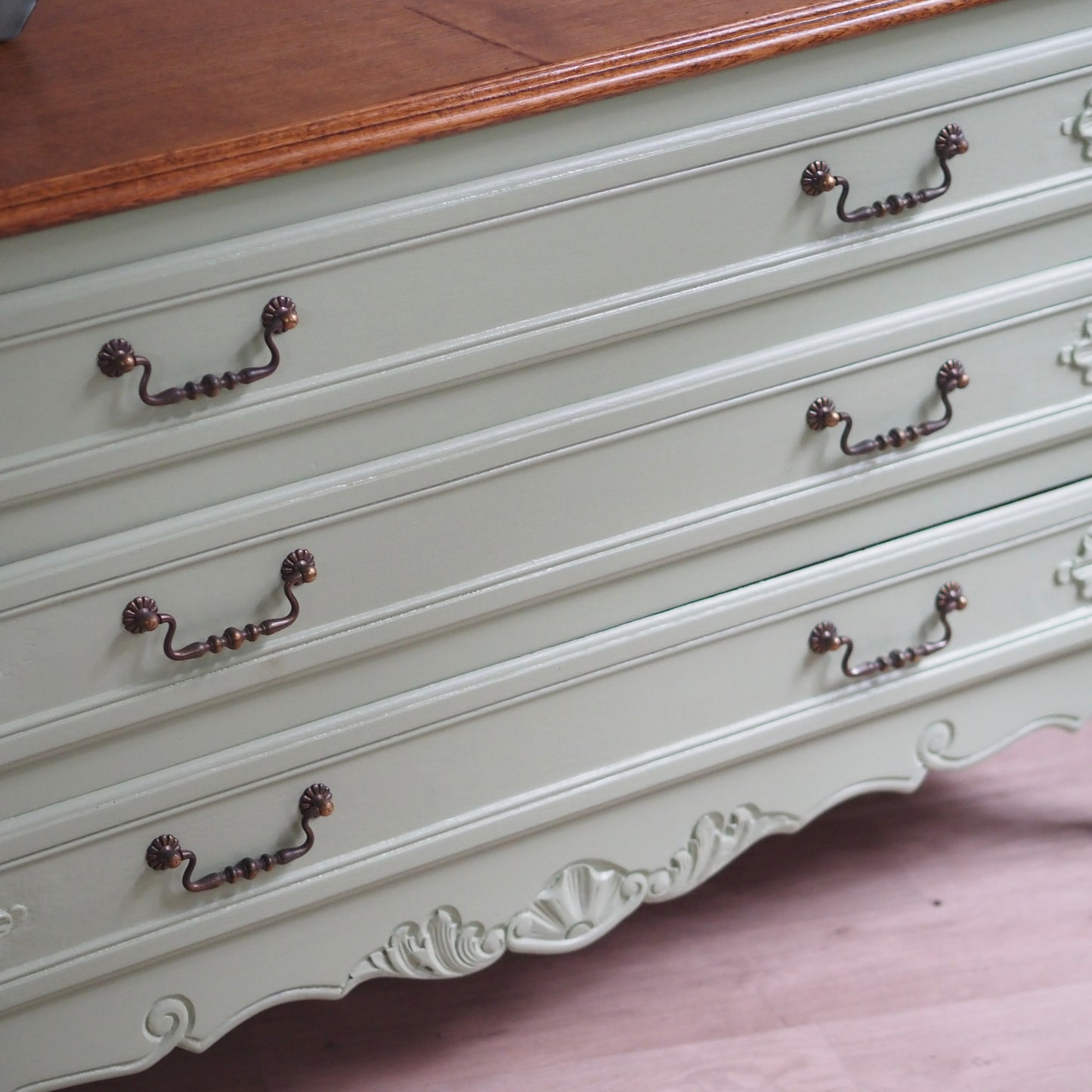 EPOCHE 1920 - Französische Landhaus Kommode patiniert in mintgrün - Louis XV Stil