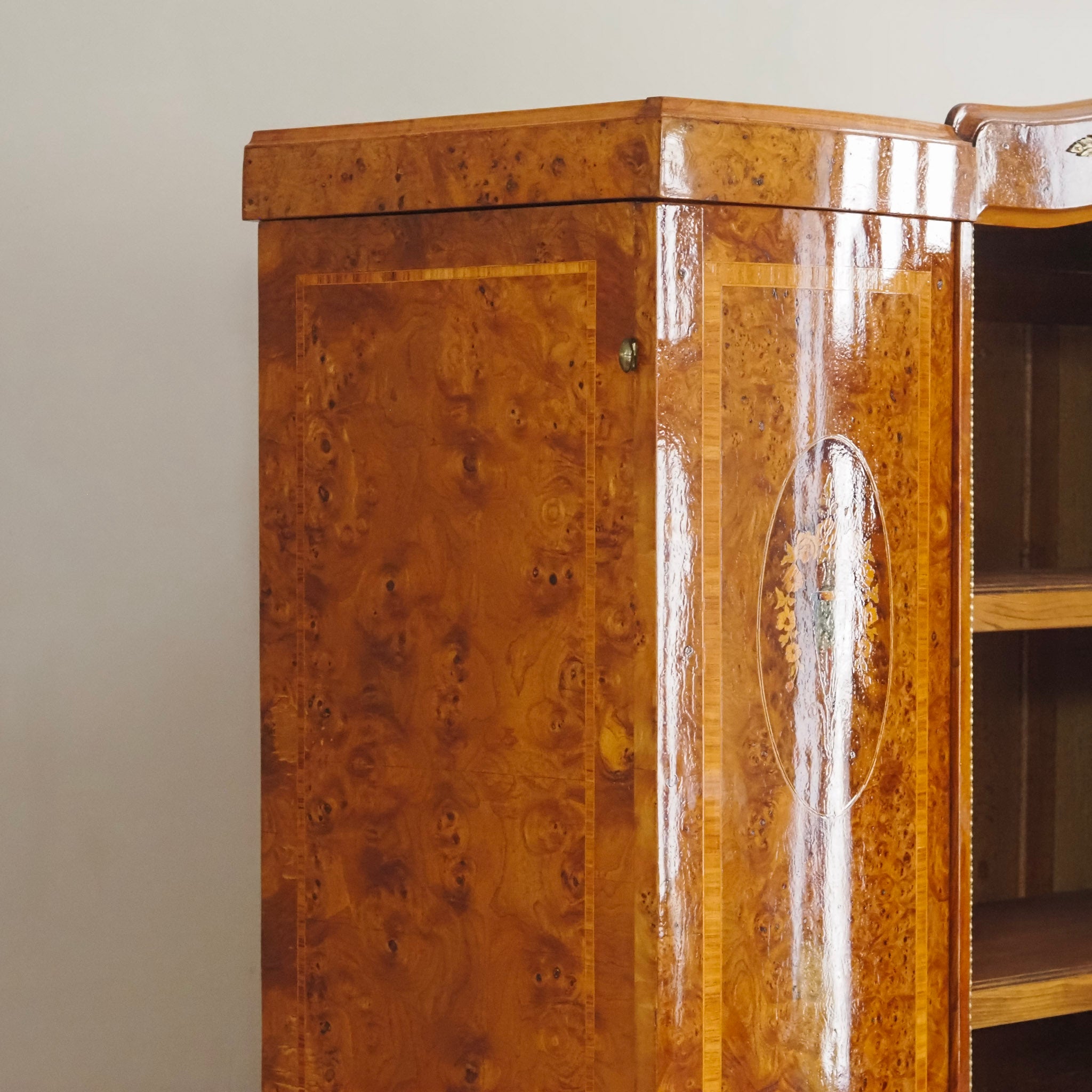 Französischer Kleiderschrank mit Wurzelholz und Intarsien - Großer Spiegel, um 1880–1900