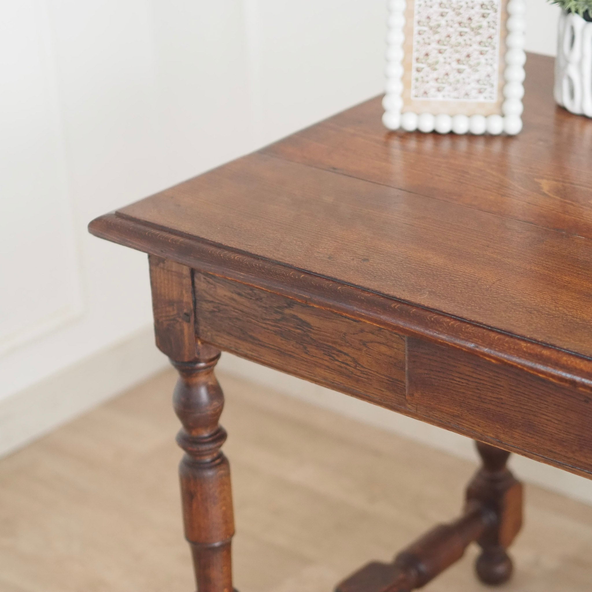 EPOCHE 1890 - Antiker Schreib- Esstisch mit gedrechseltem Gestell