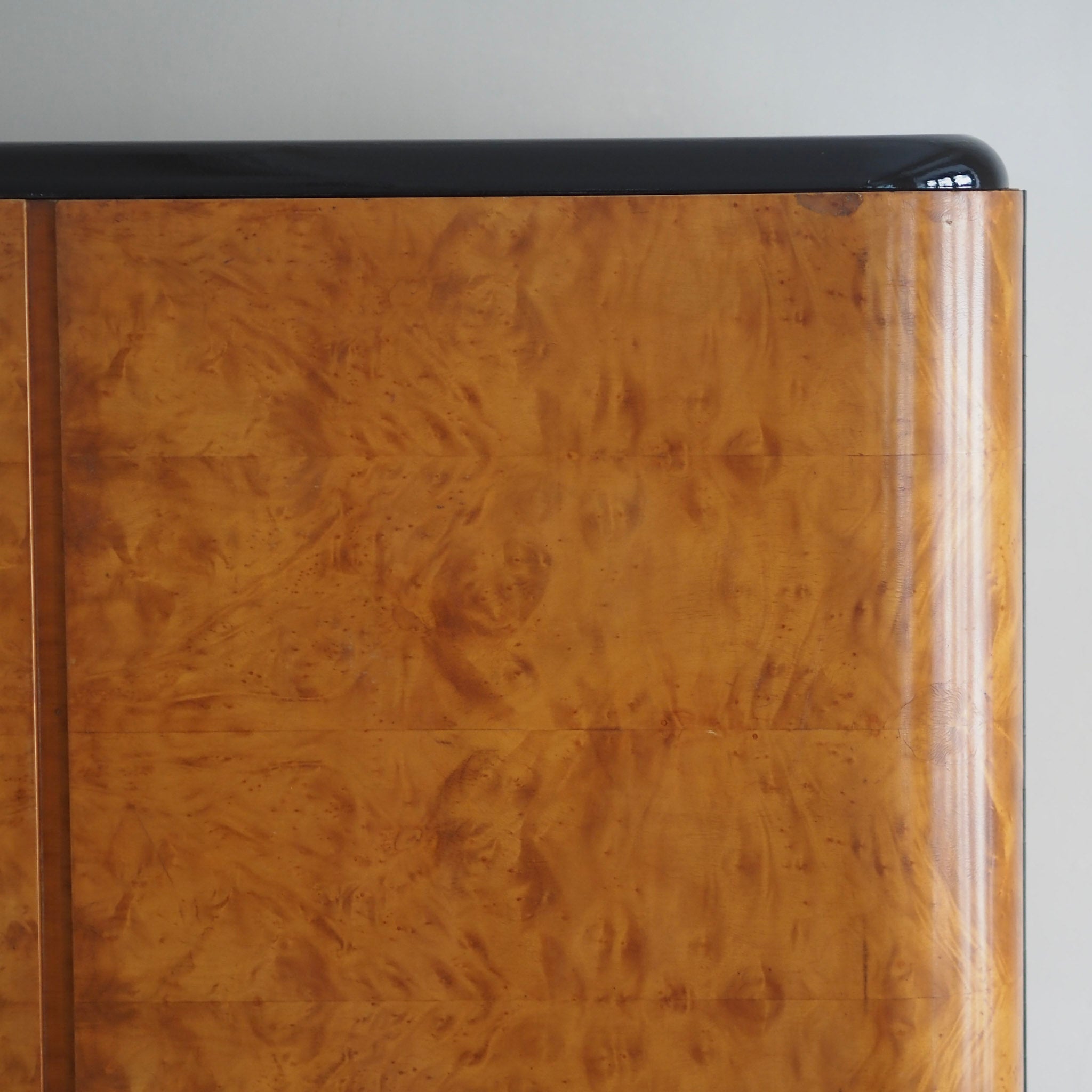 Art-Déco Kleiderschrank dreitürig Wurzelholz um 1940
