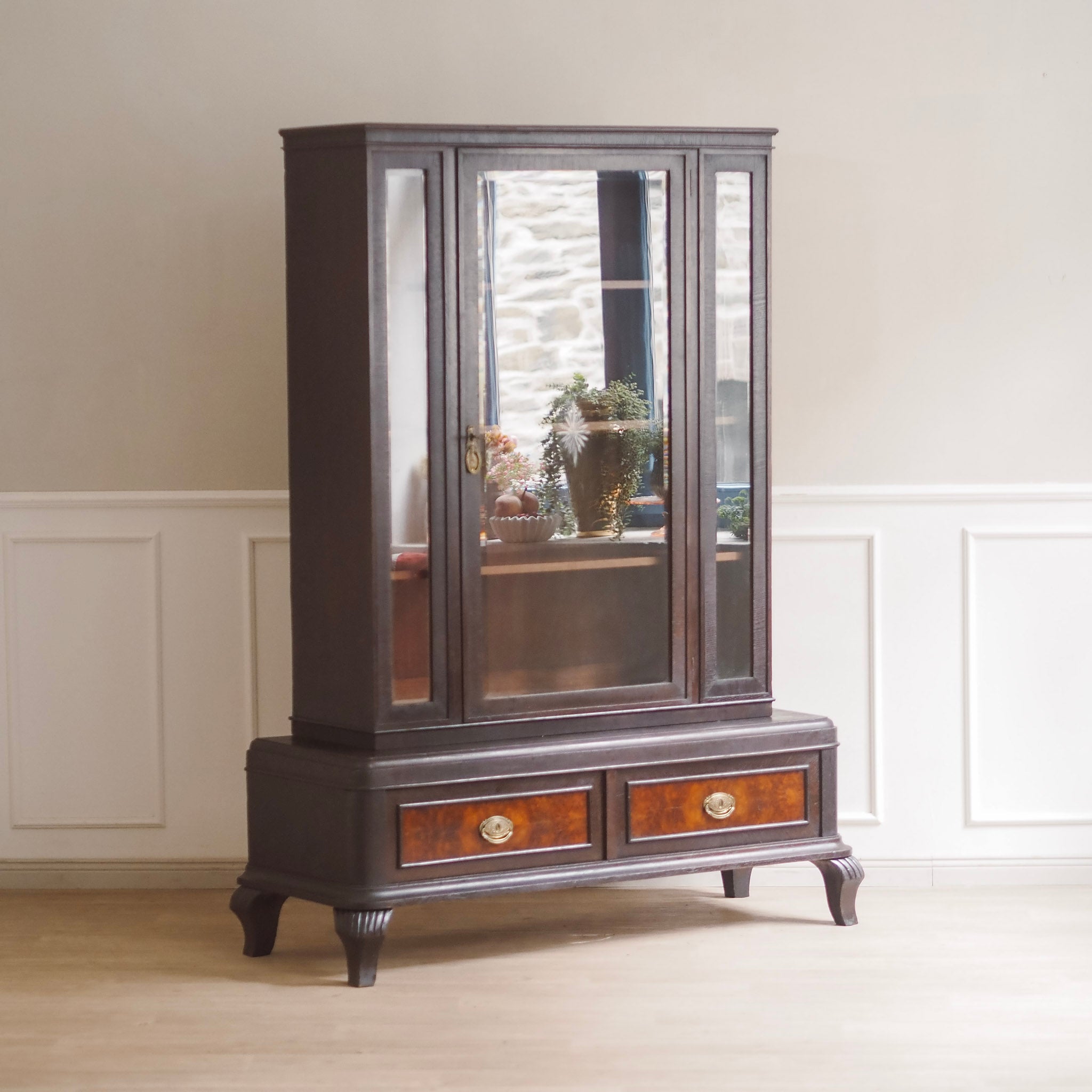 EPOCHE 1930 - Antike Vitrine mit Intarsien und geschliffenem Glas