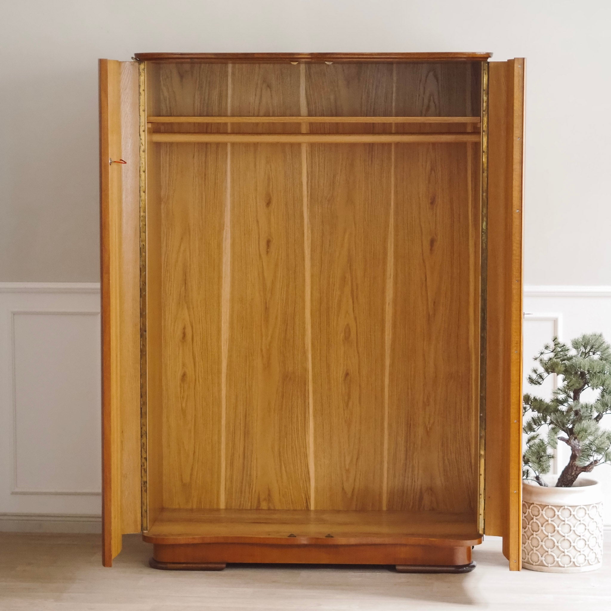 EPOCHE 1950 - Mid Century Kleiderschrank 2-türig sanft geschwungen