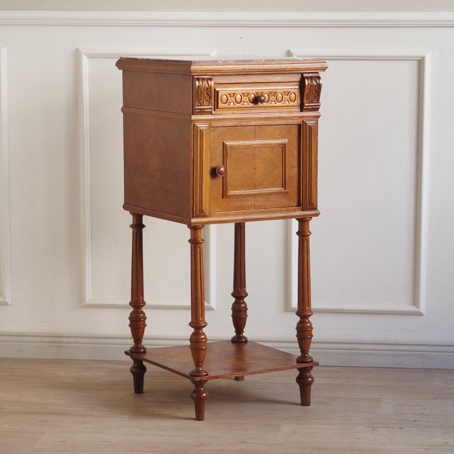 EPOCHE 1890 - Nachtschrank mit Marmorplatte und Marmorauskleidung Antik