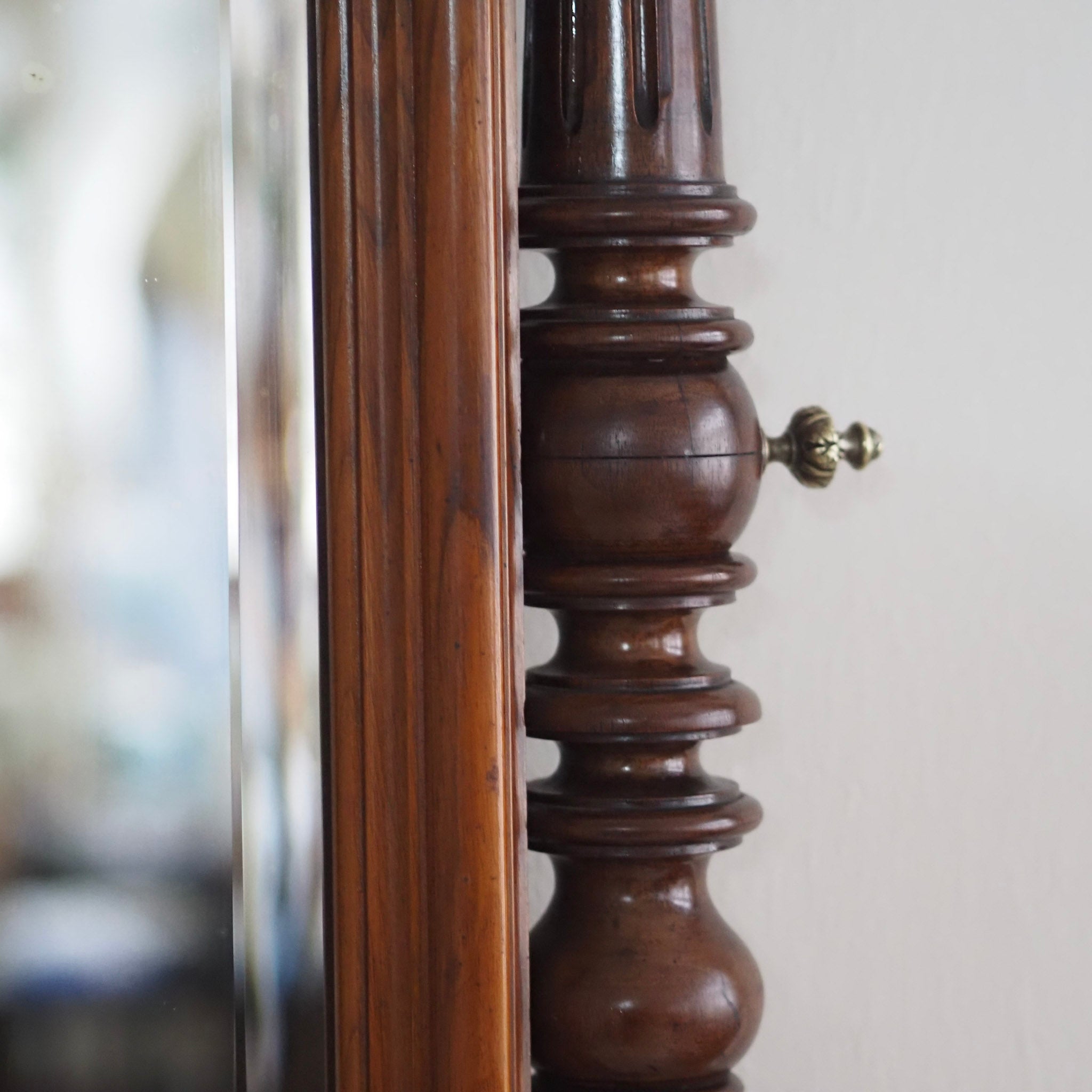 EPOCHE 1880 - Antike Spiegelkommode mit weißem Marmor aus der Gründerzeit