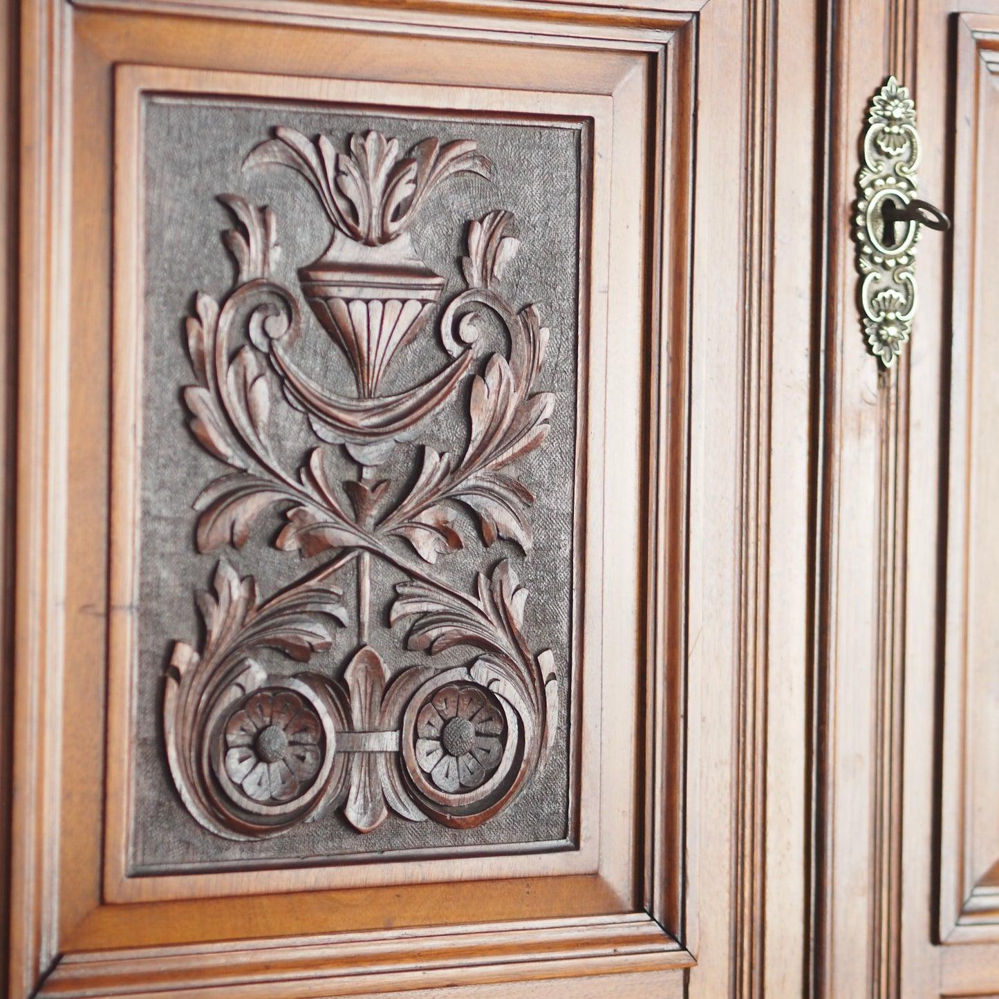 EPOCHE 1890 - Englischer Kleiderschrank mit Spiegel - Gründerzeit