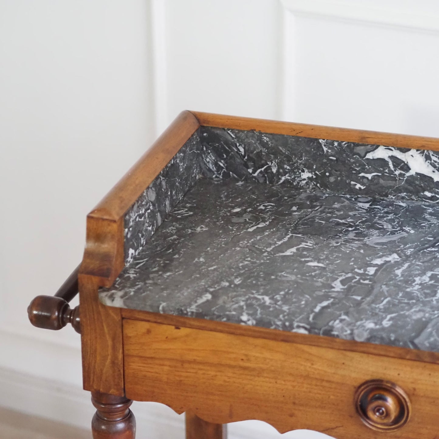 EPOCHE 1890 - Französischer Marmor-Waschtisch, Konsolentisch Louis Philippe Stil