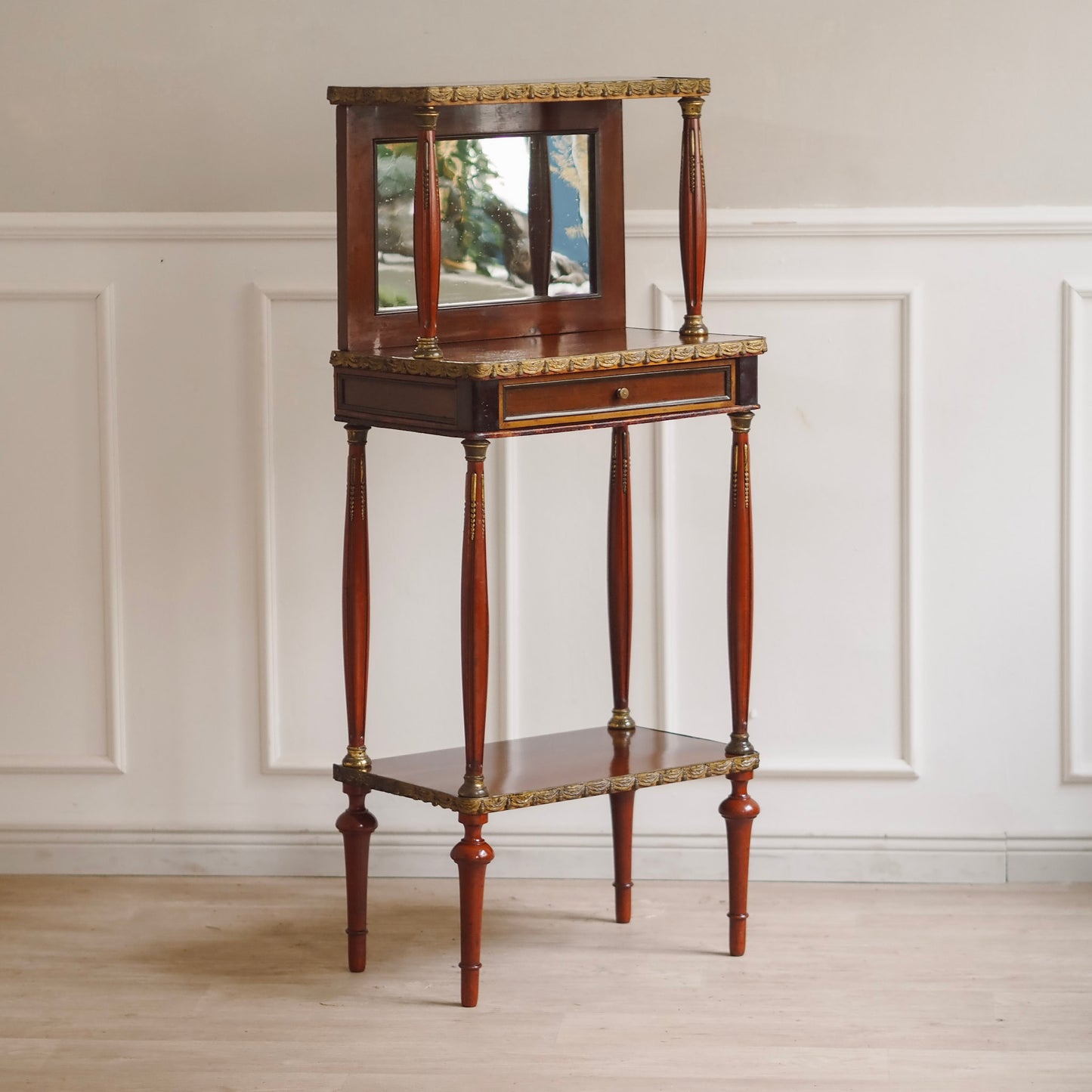 EPOCHE 1890 - Mahagoni Schminktisch mit Spiegel und Messingverzierung - Louis XVI Konsole