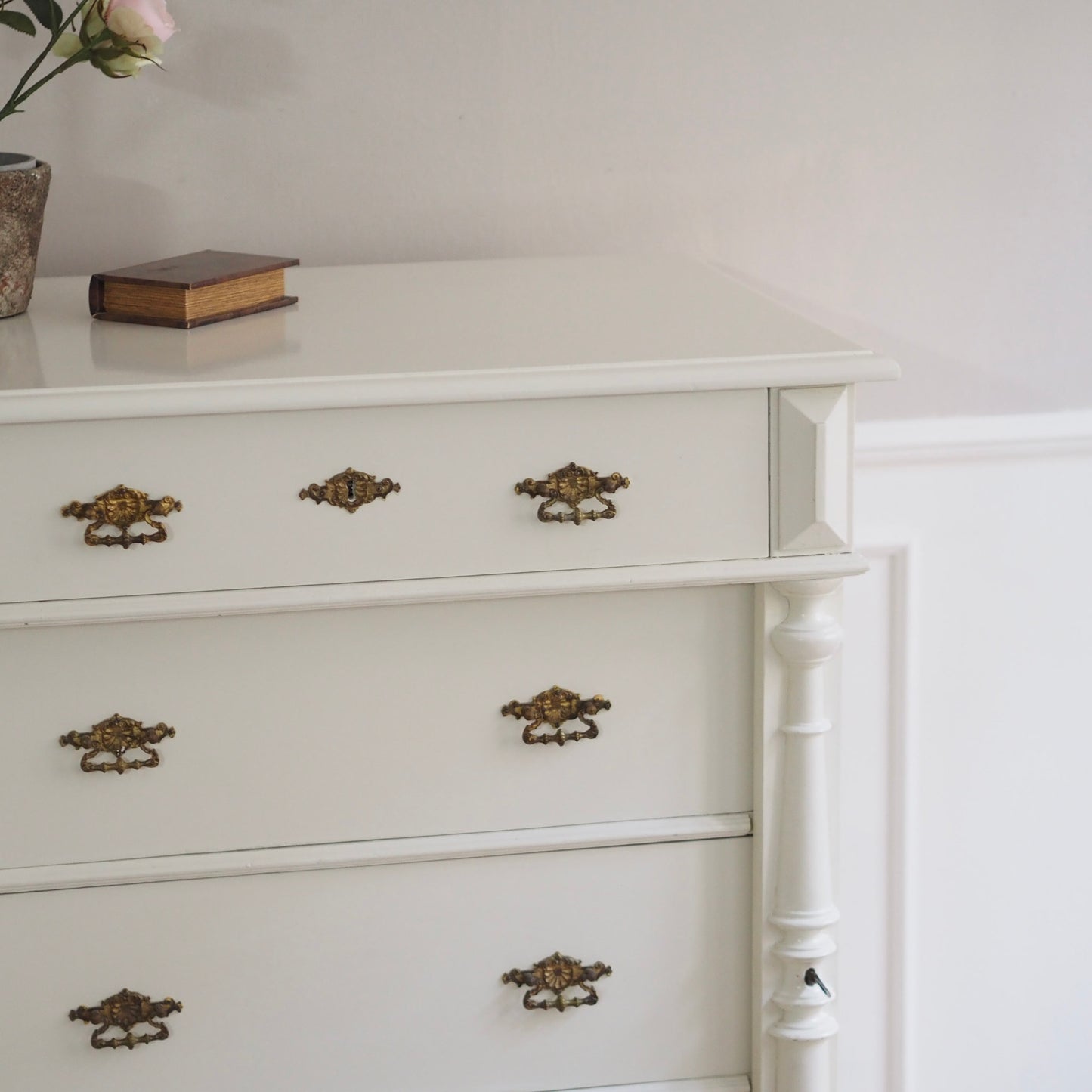 EPOCHE 1890 - Gründerzeit Kommode in Altweiß gefasst mit Schubladen und raffiniertem Schloss