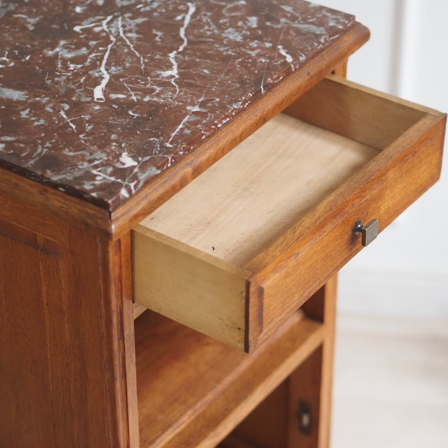 EPOCHE 1910 - Nachttisch mit rot-weißer Marmorplatte und Innenfach, Frankreich