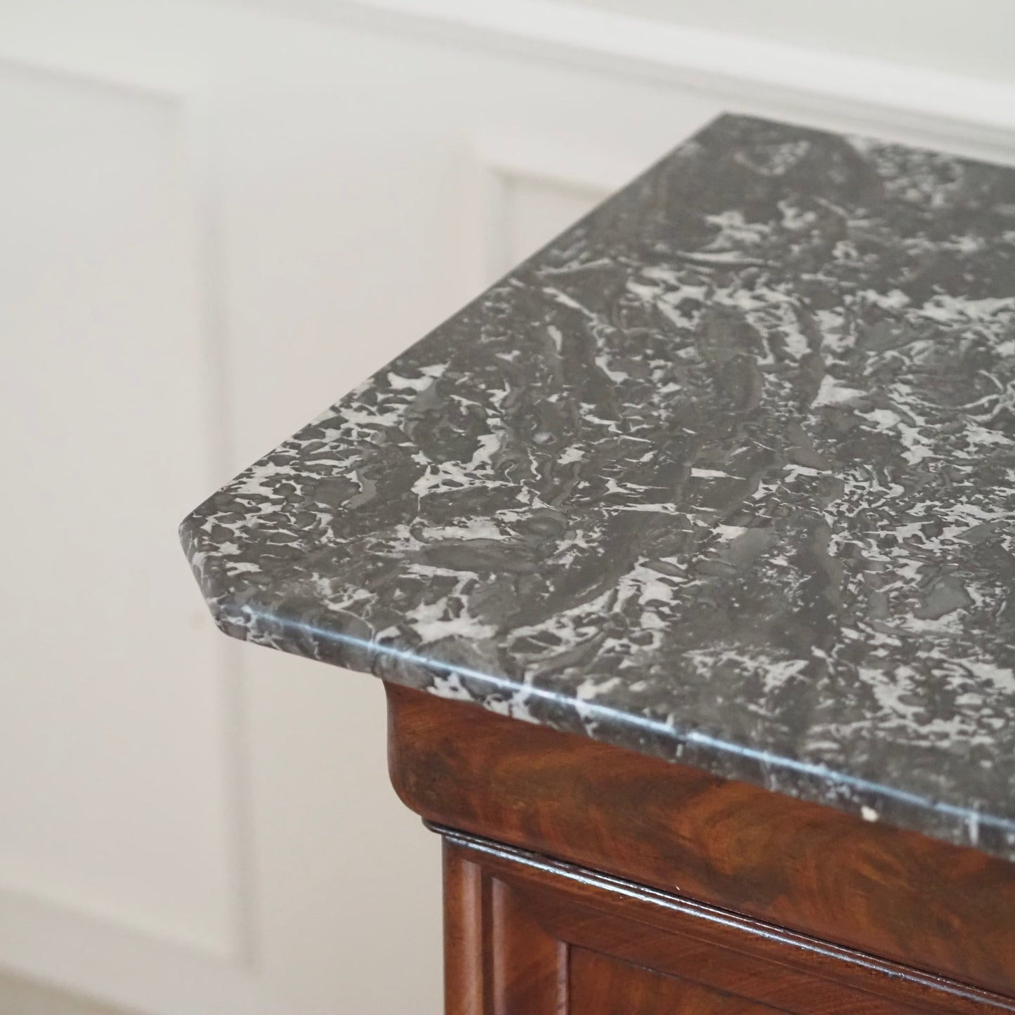 EPOCHE 1850 - Französische Kommode mit schwarzem Marmor - Louis-Philippe, Mahagoni