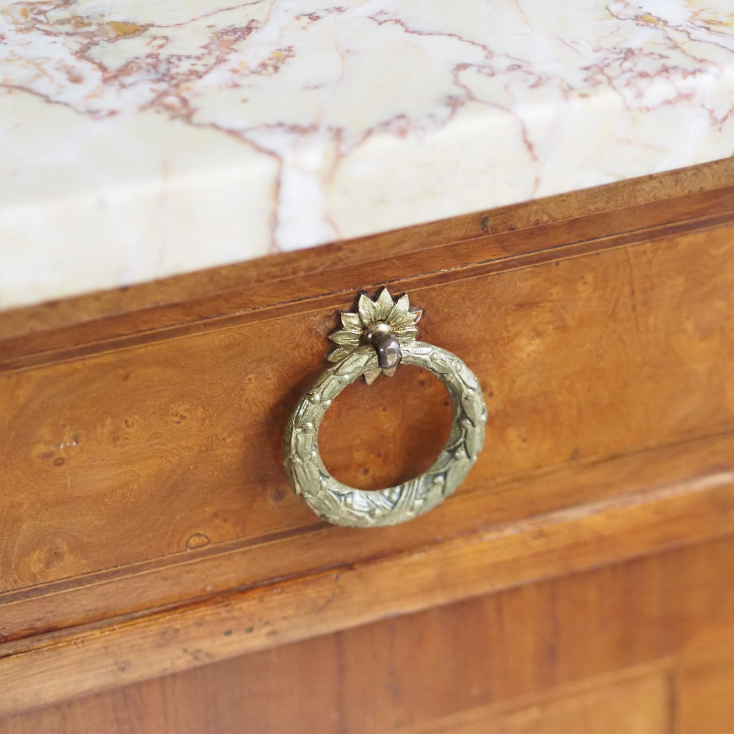 EPOCHE 1890 - Antikes Buffet mit Marmor und Spiegel, Kommode Louis Seize Stil