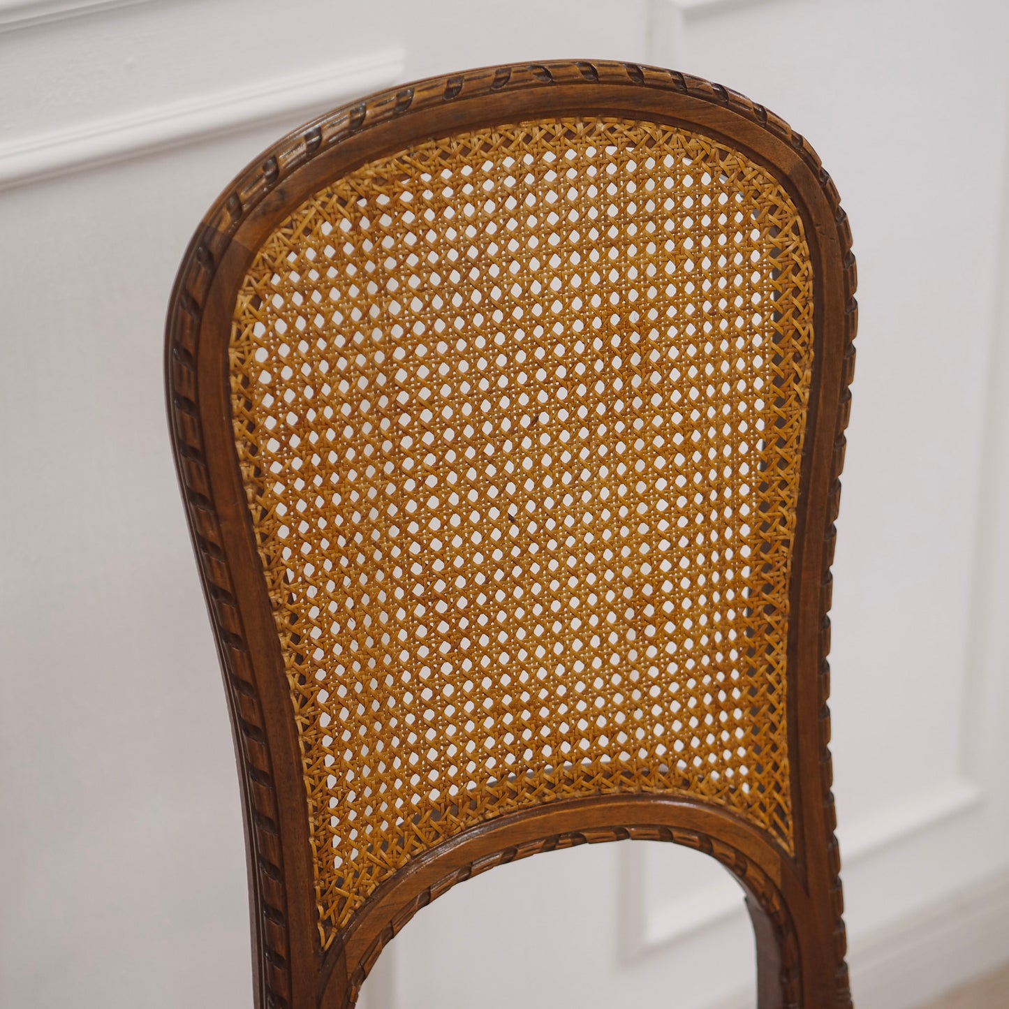 EPOCHE 1910 - Französisches Stuhl-Paar mit feinem Wiener Geflecht, Louis-Seize-Stil