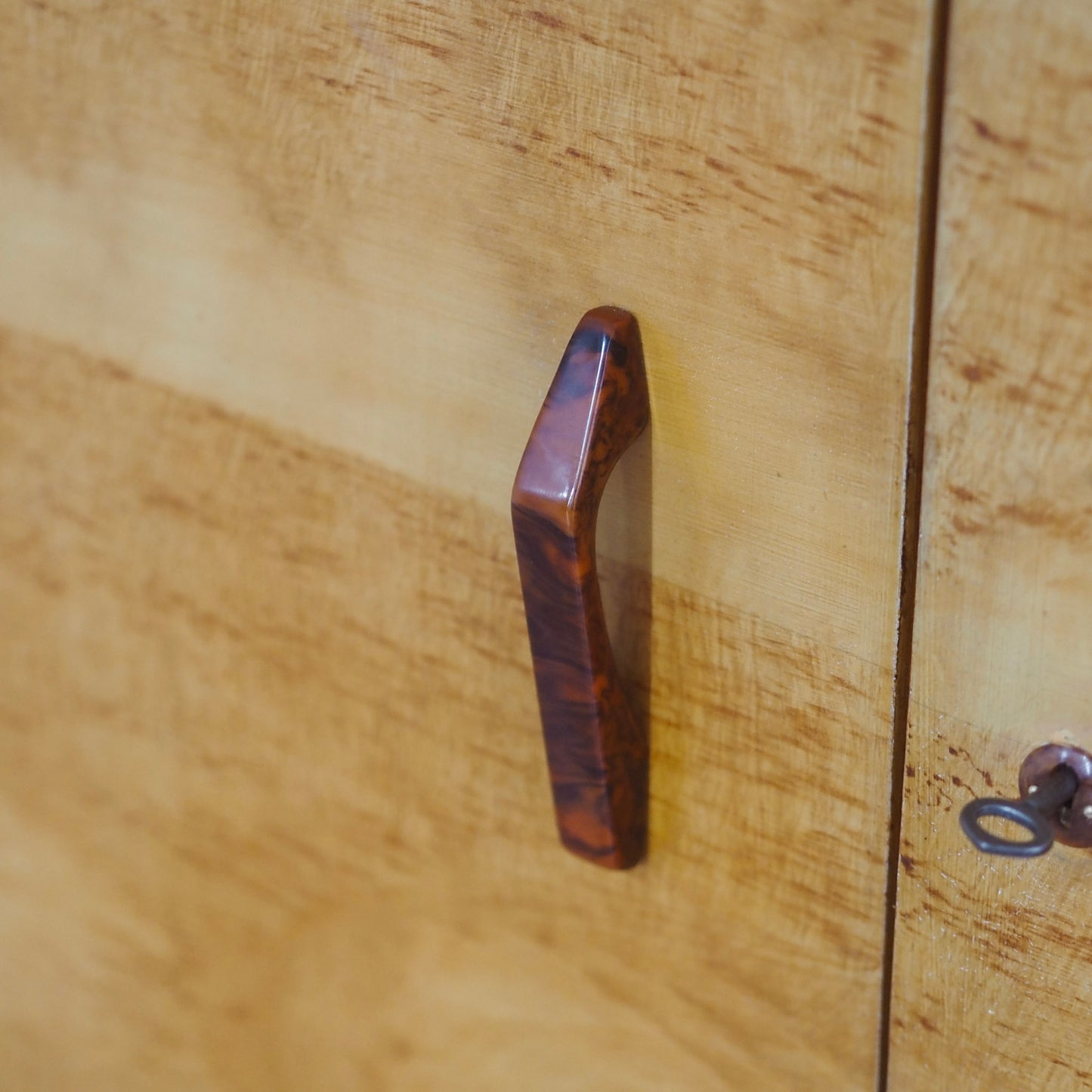 EPOCHE 1940 - Art Déco Kleiderschrank 2-türig in Wurzelholzoptik, Midcentury Schrank