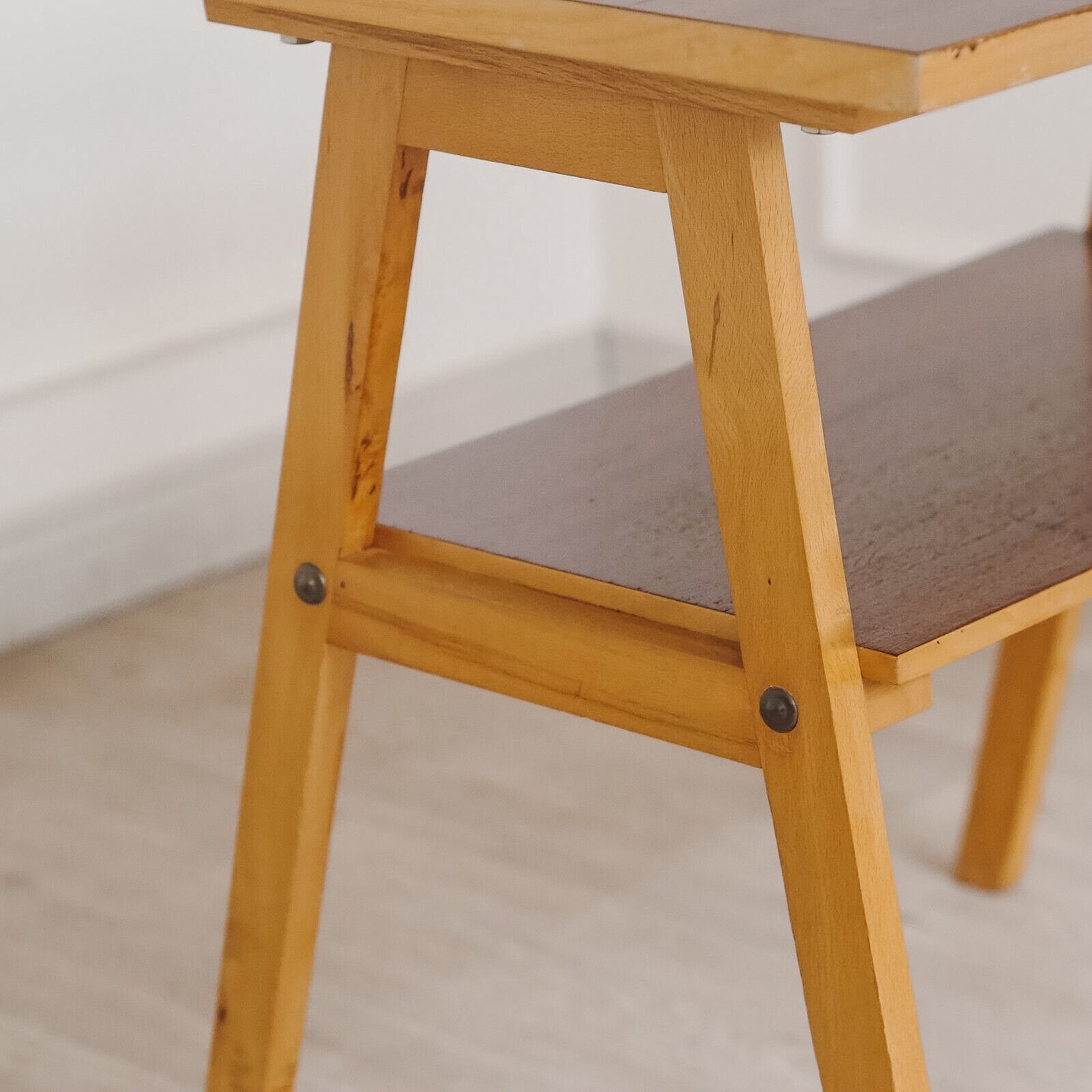 Mid-Century Beistelltisch 60er Jahre mit Ablage – Radiotisch Buche