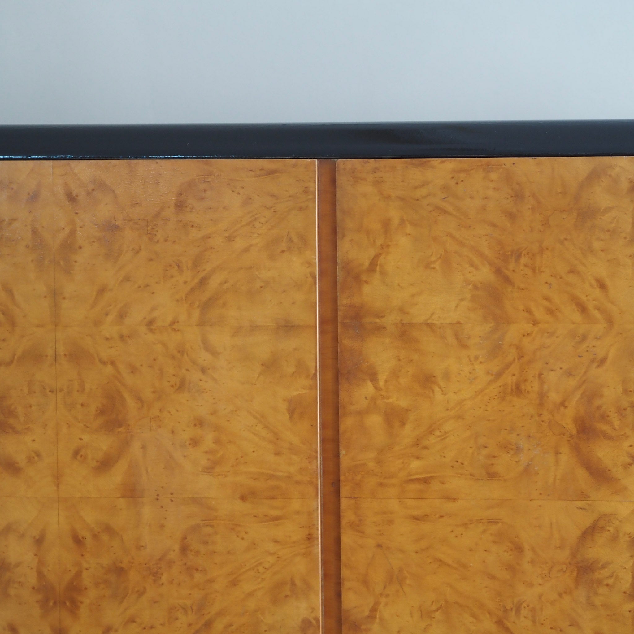 EPOCHE 1940 - Art-Déco Dreitüriger Kleiderschrank mit Wurzelholzfurnier
