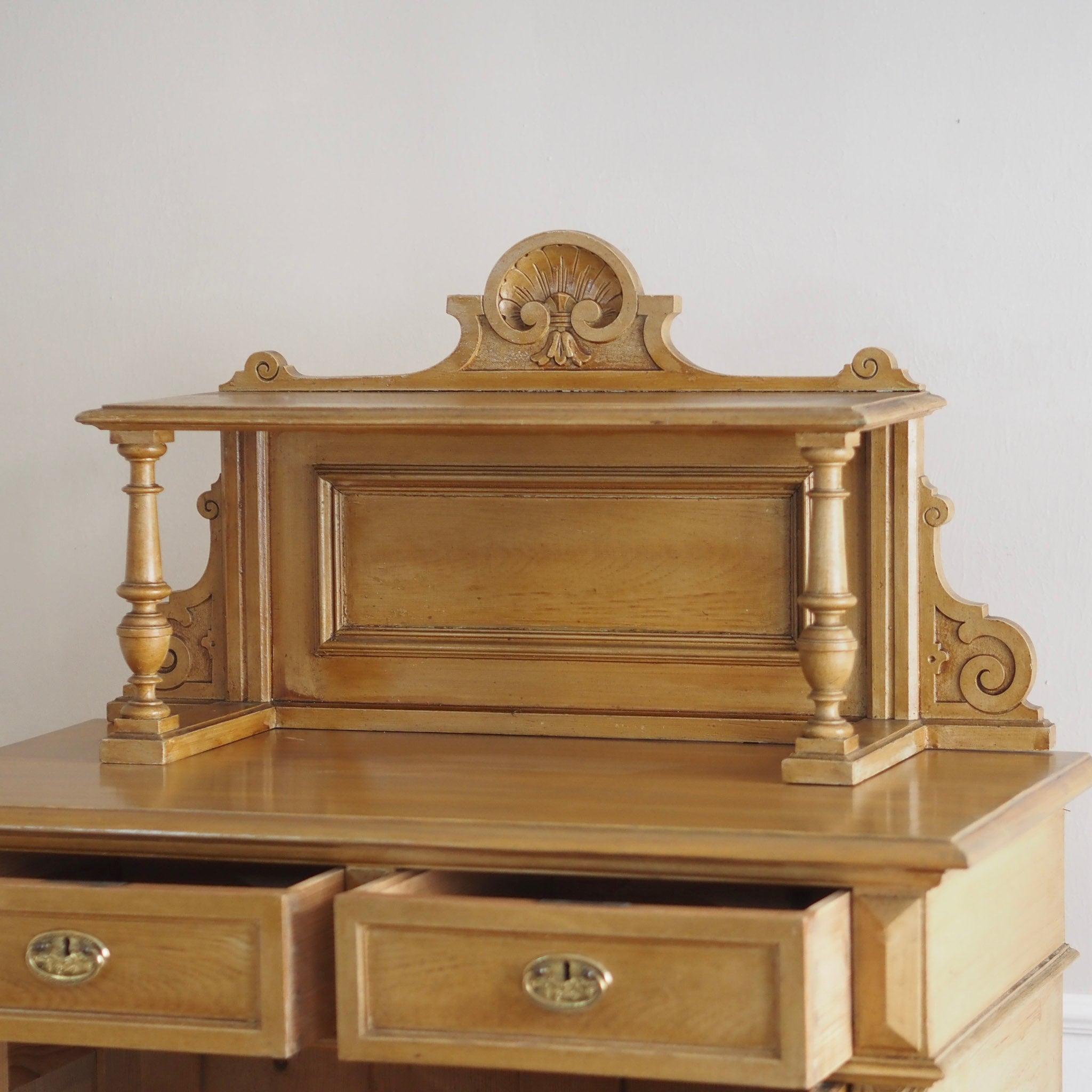 Gründerzeit Schrank mit Aufsatz um 1900