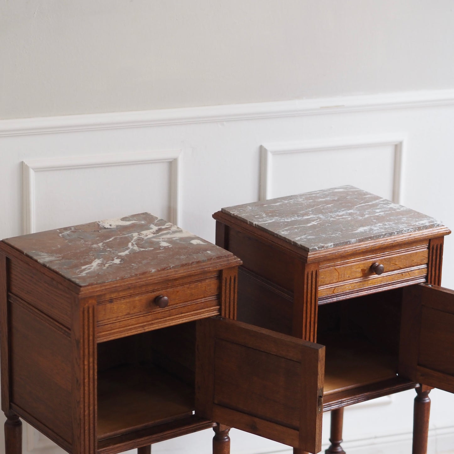 EPOCHE 1910 - Antikes Nachtschrank SET aus Eiche mit Marmorplatte