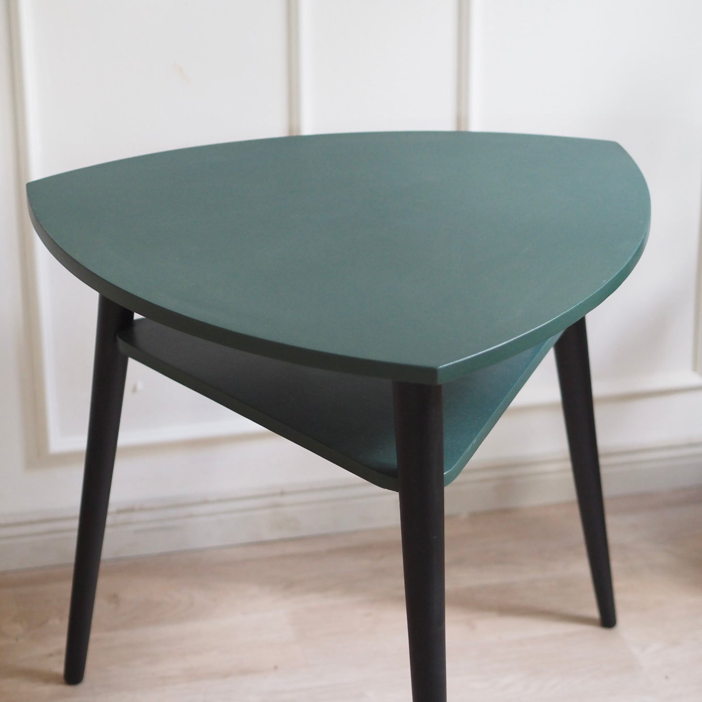 EPOCHE 1960 - Dreieckiger Mid Century Tisch in Grün Schwarz mit Ablage, Skandinavisch