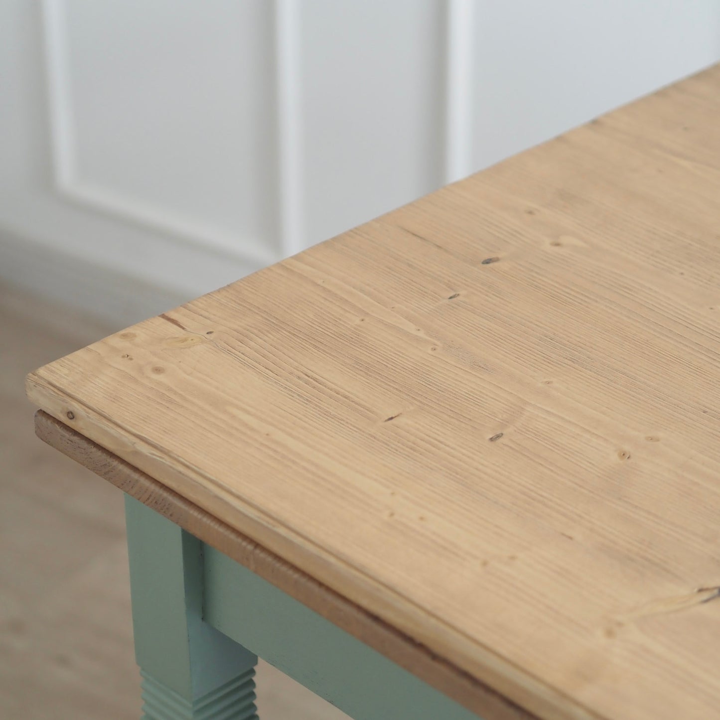 EPOCHE 1910 - Ausziehbarer Landhaus-Küchentisch in Mintgrün, Natur Vintage Esstisch