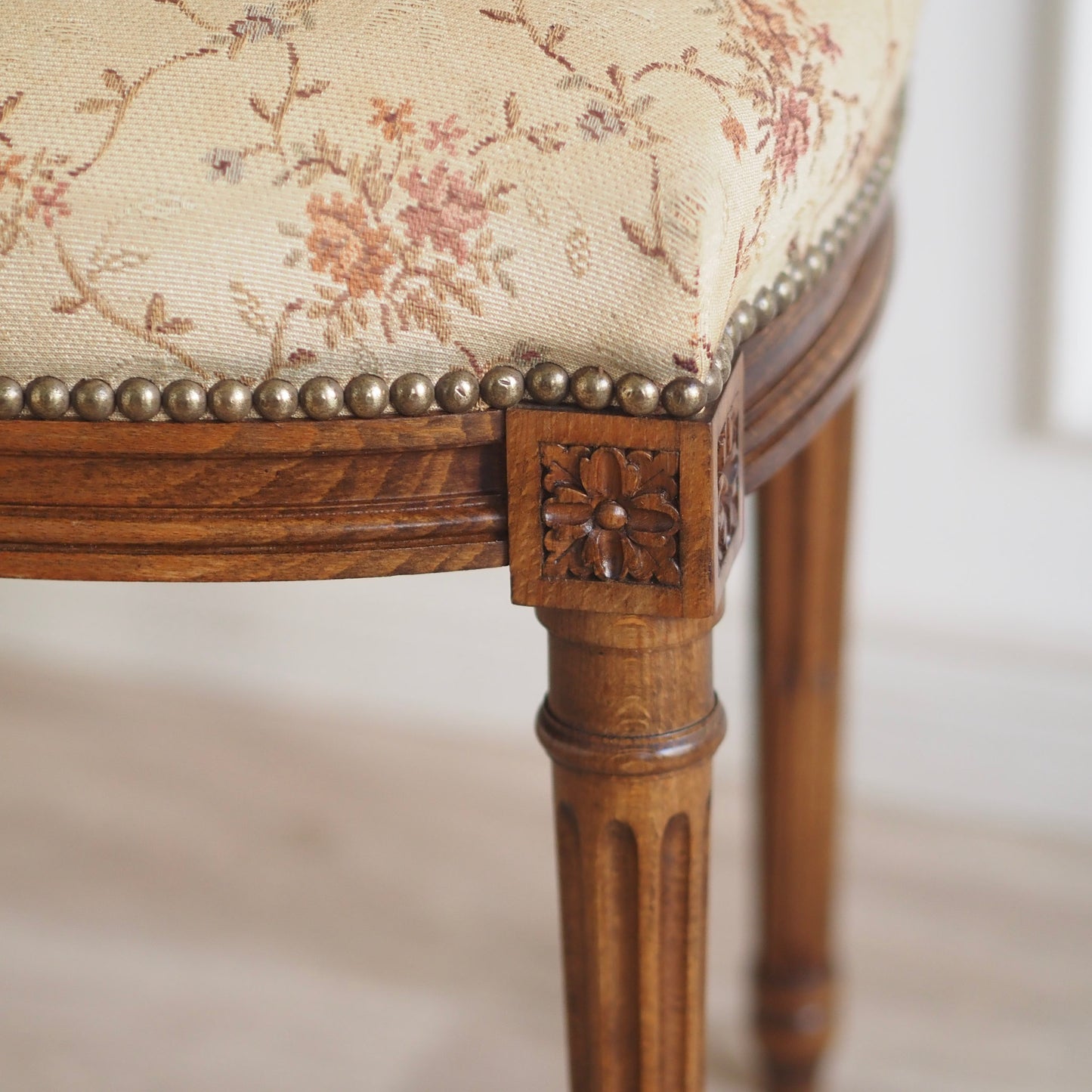 EPOCHE 1900 - Antiker Sitz,- Schminkhocker mit Blütenstoff, französischer Polsterstuhl