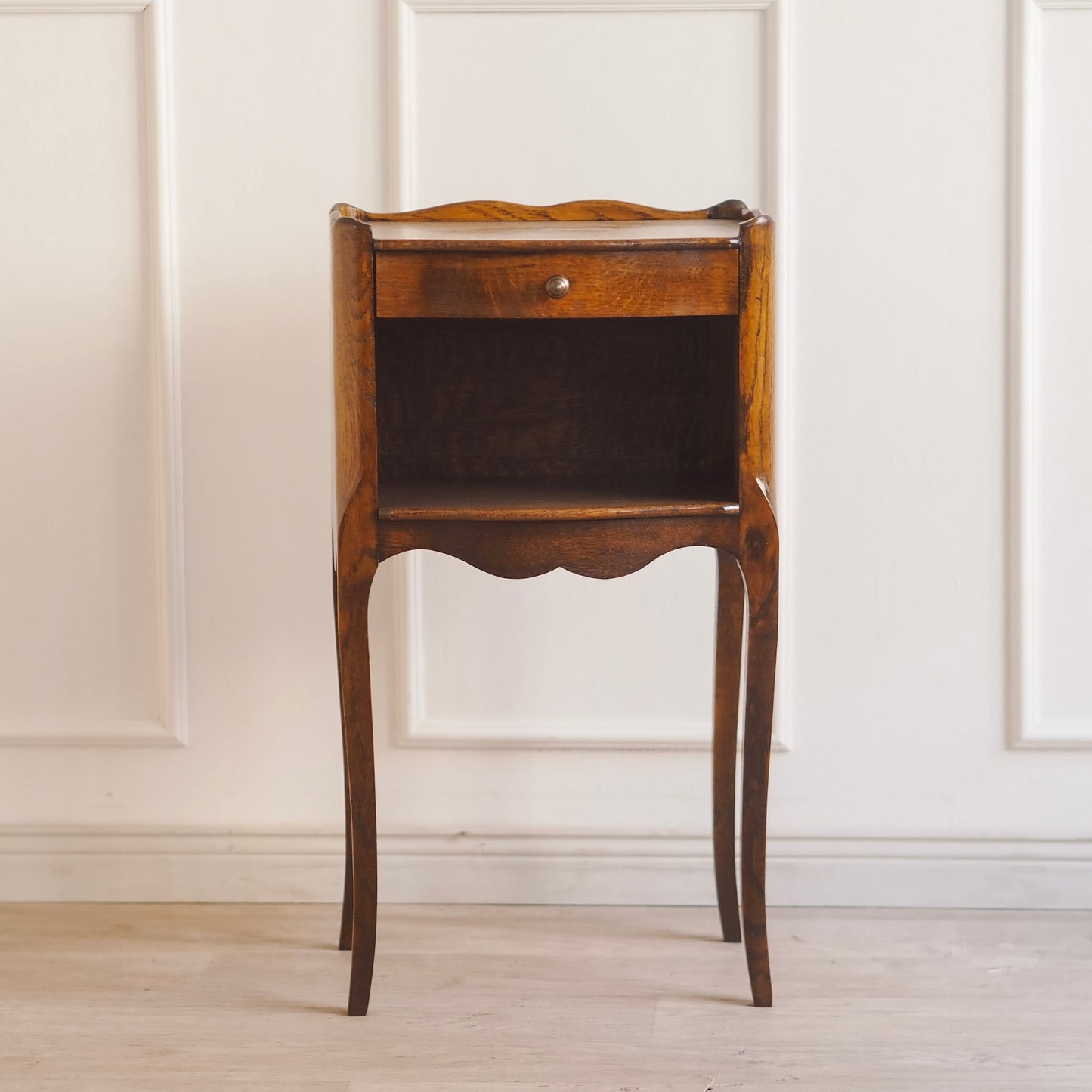 EPOCHE 1930 - Filigraner französischer Nachttisch aus Eiche, Louis XV